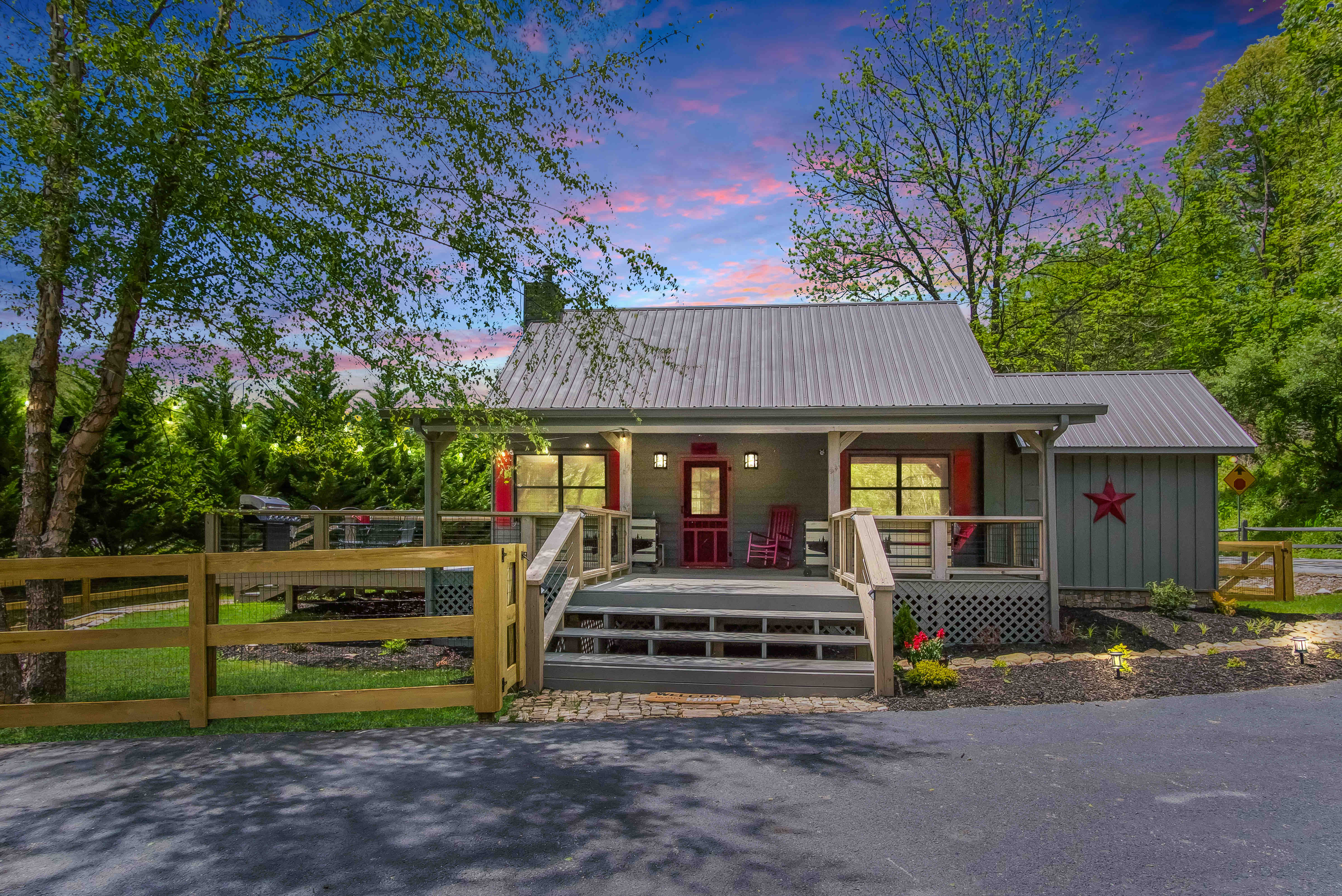 Cooper Creek Cabin w/ Hot Tub Pet/Kid Friendly Fenced Yard Cabins