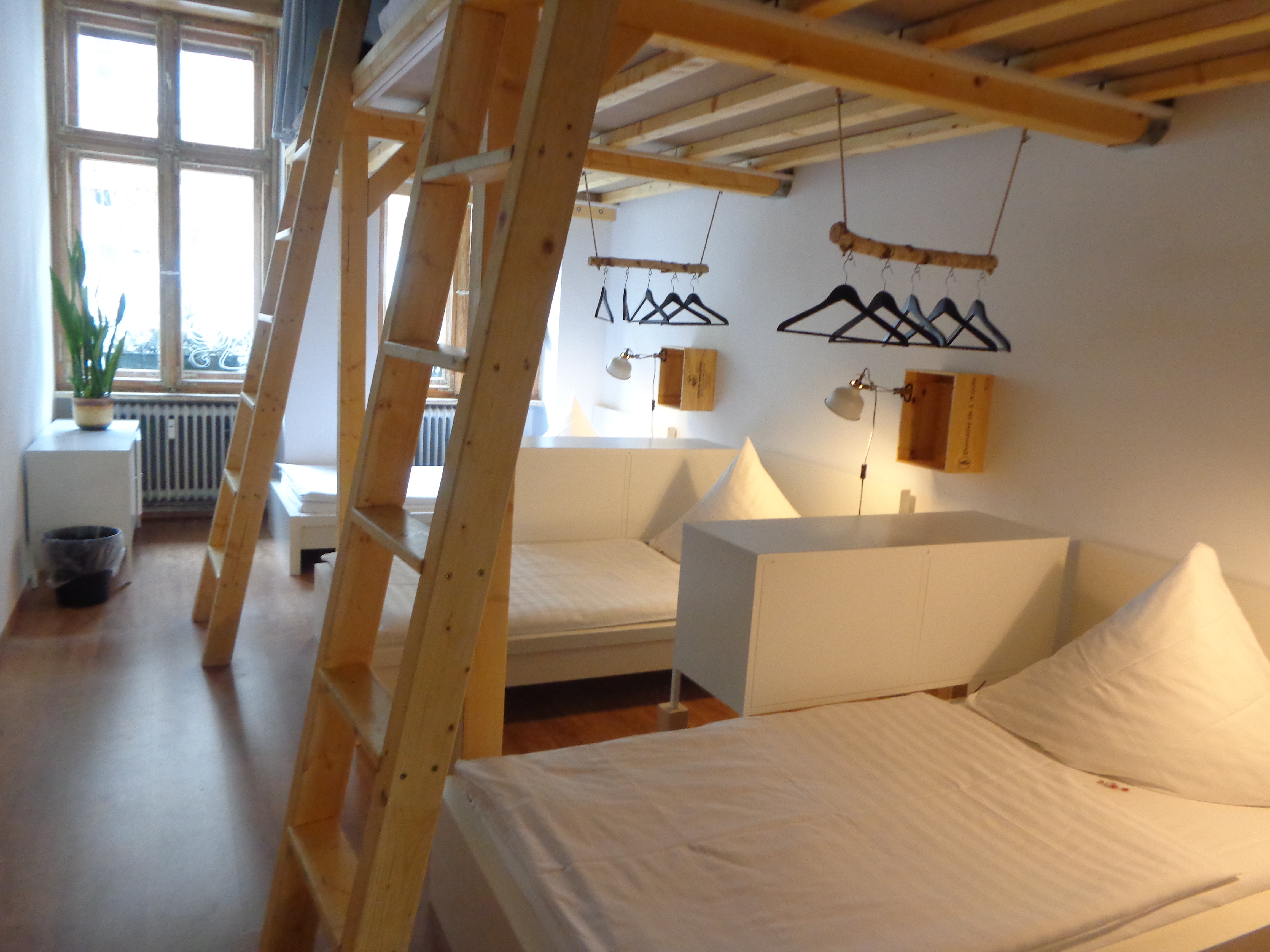 ein Bett im 6 Bettzimmer im Minimal Hostel No.41