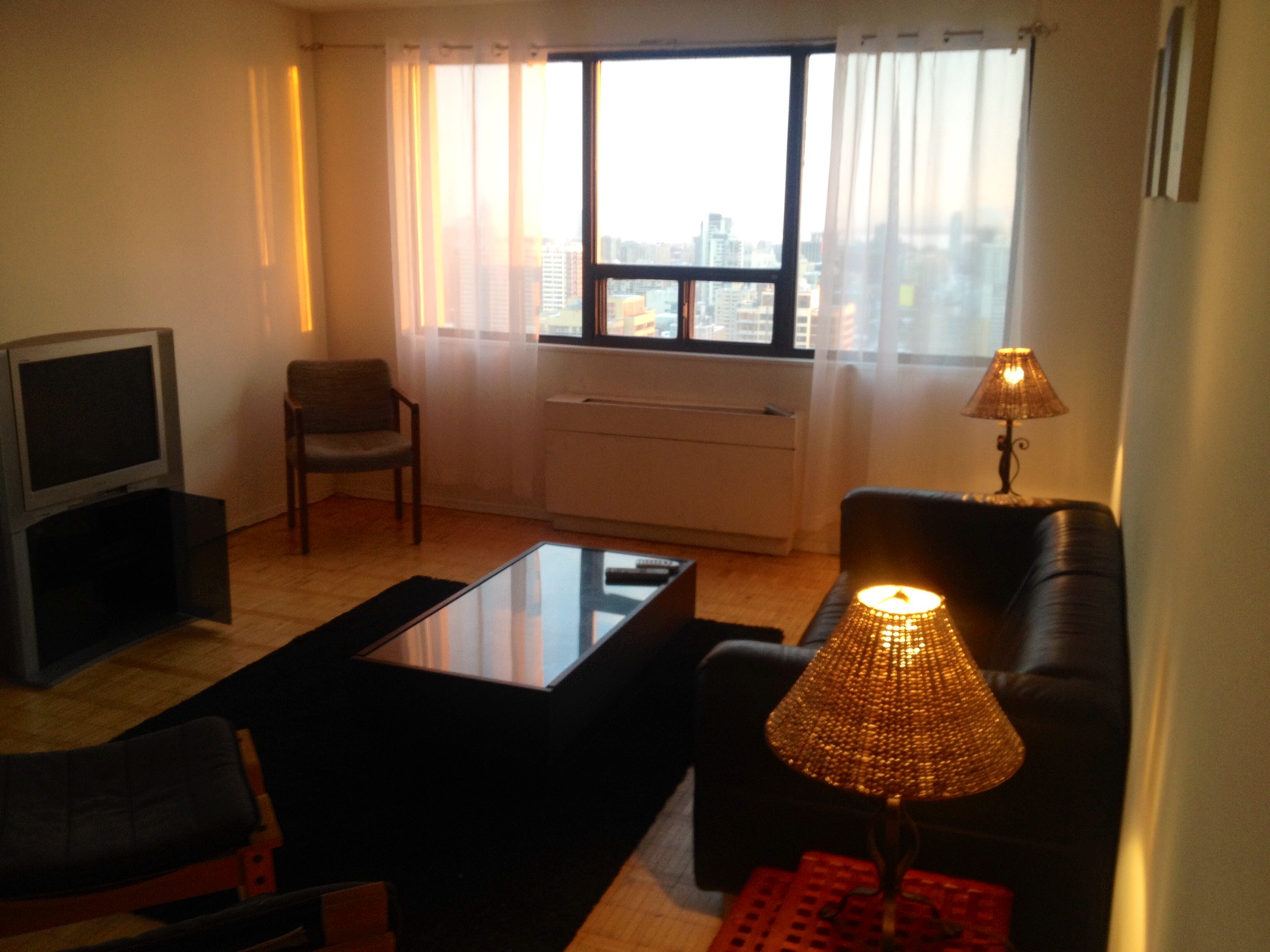 Yonge & Bloor Lakeview Master BR in Rosedale-Moore Park, Toronto