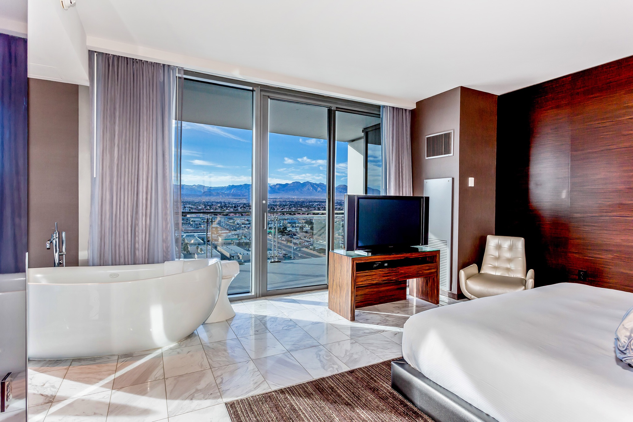 Gorgeous 2 Bedrooms 33rd floor w Balcony in Unincorporated Areas, Clark County Nv