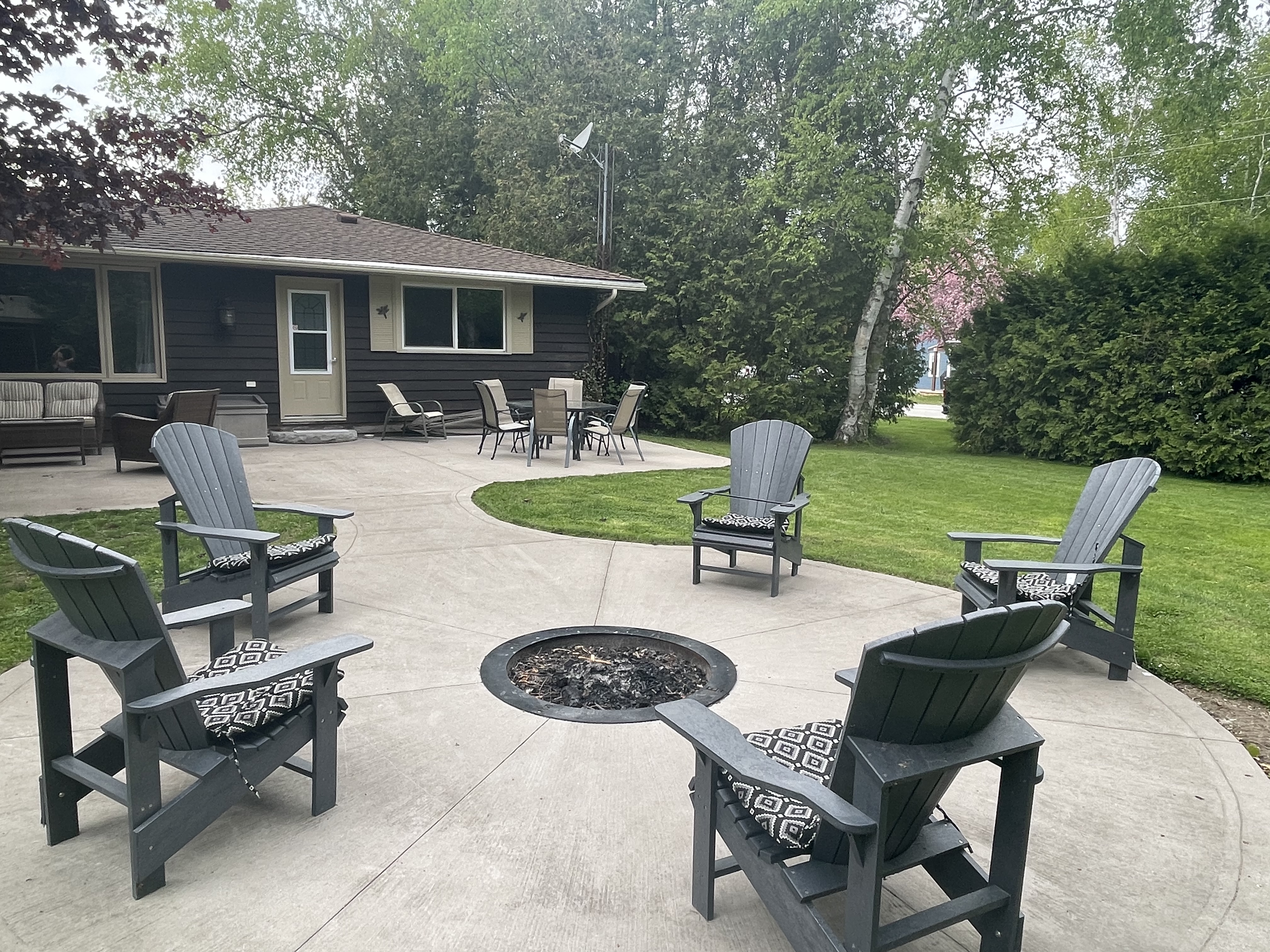 Cheerful 3 Bedroom Cottage with indoor fireplace!