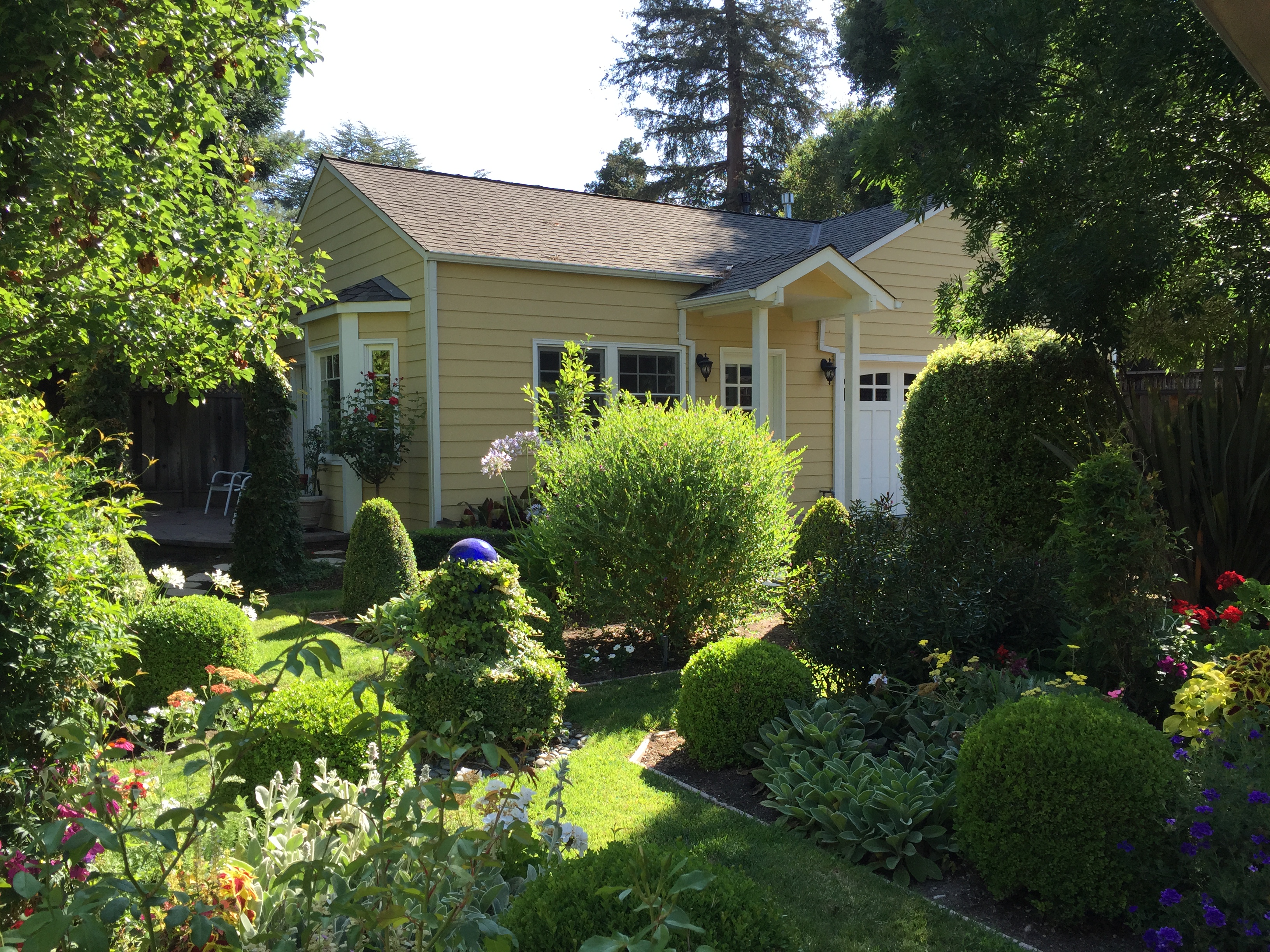 Charming cottage w/lovely gardens, close to town