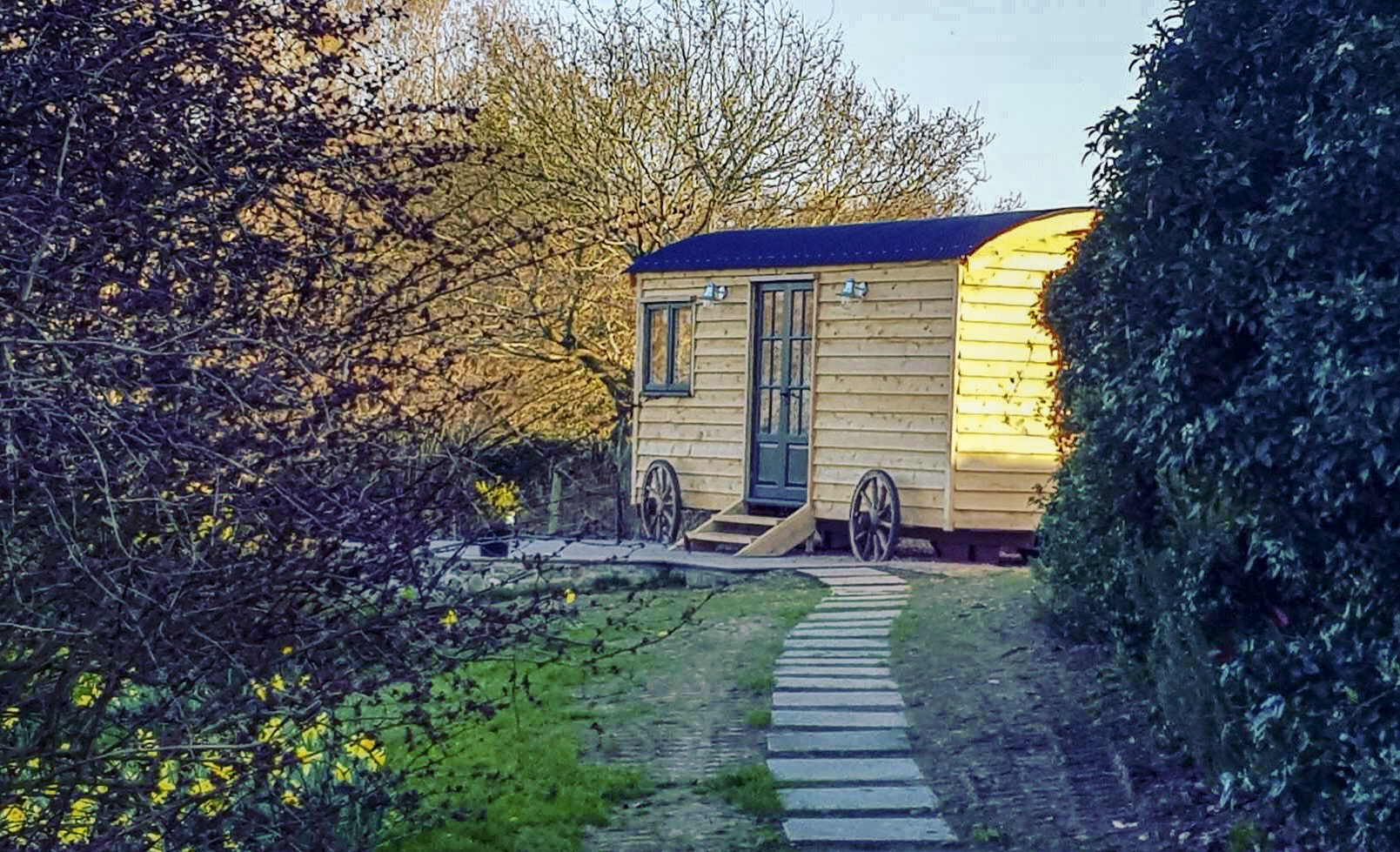 Shepherds View - Huts for Rent in Popes Hill, England, United Kingdom