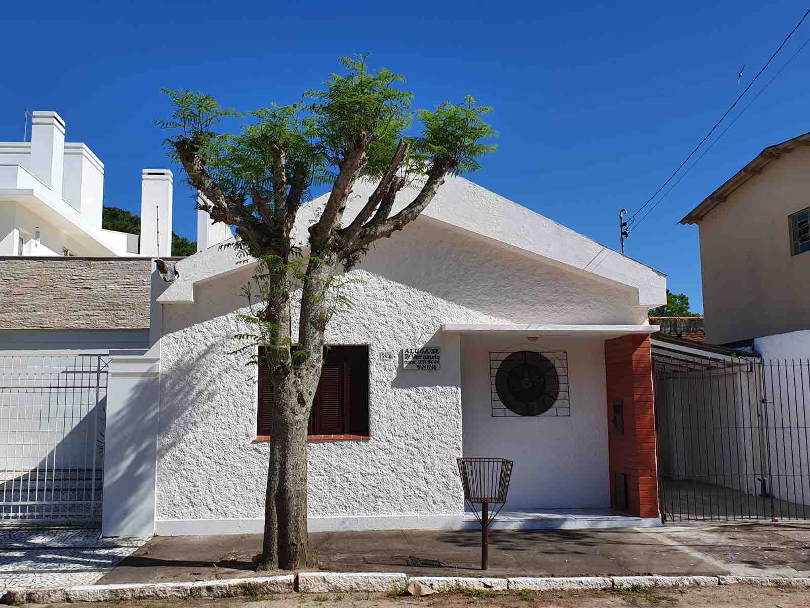 House with 2 bedrooms 1 block from the beach