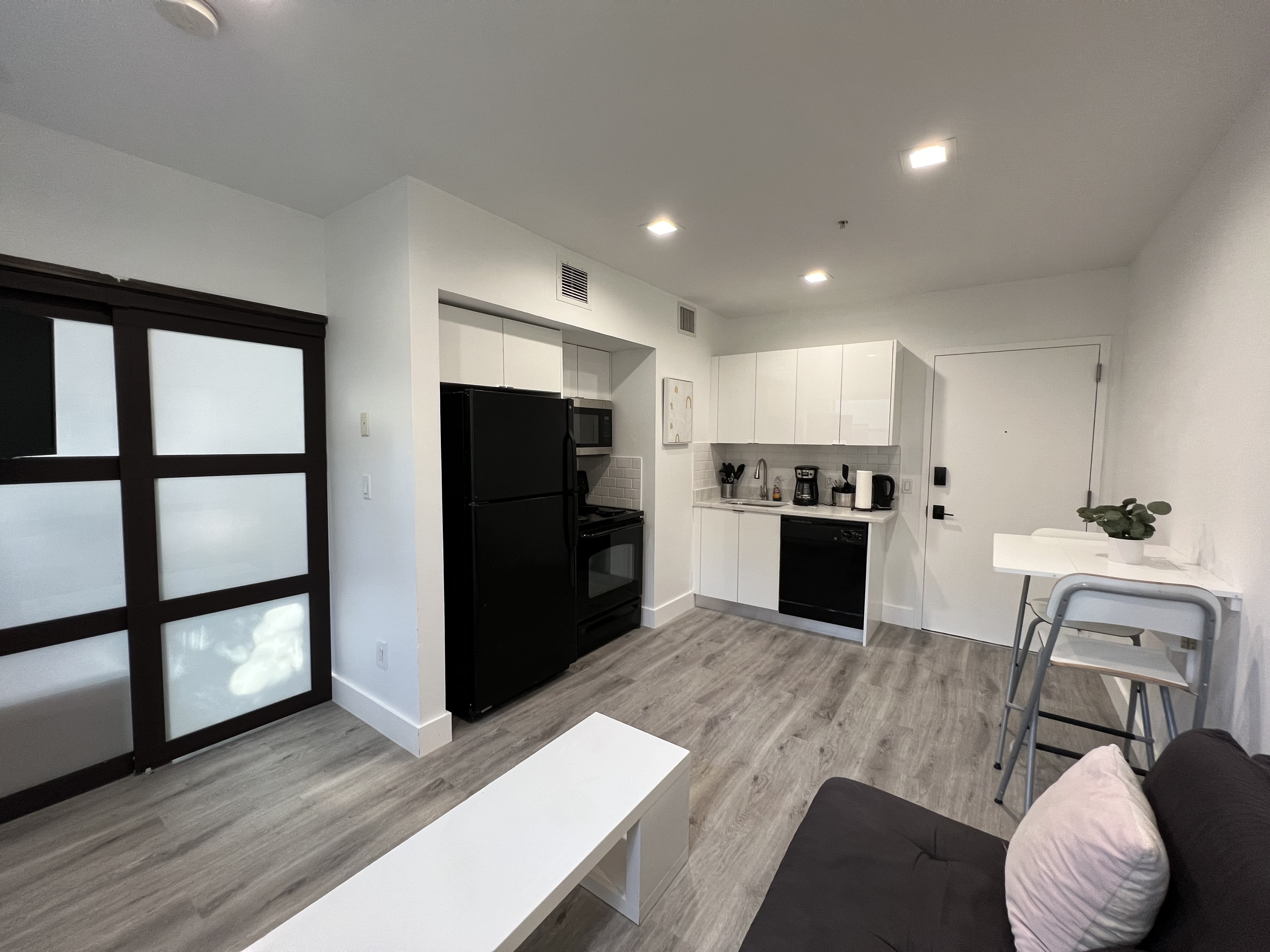 NEWLY RENOVATED Art Deco 1bd 3blocks from BEACH Apartments for Rent