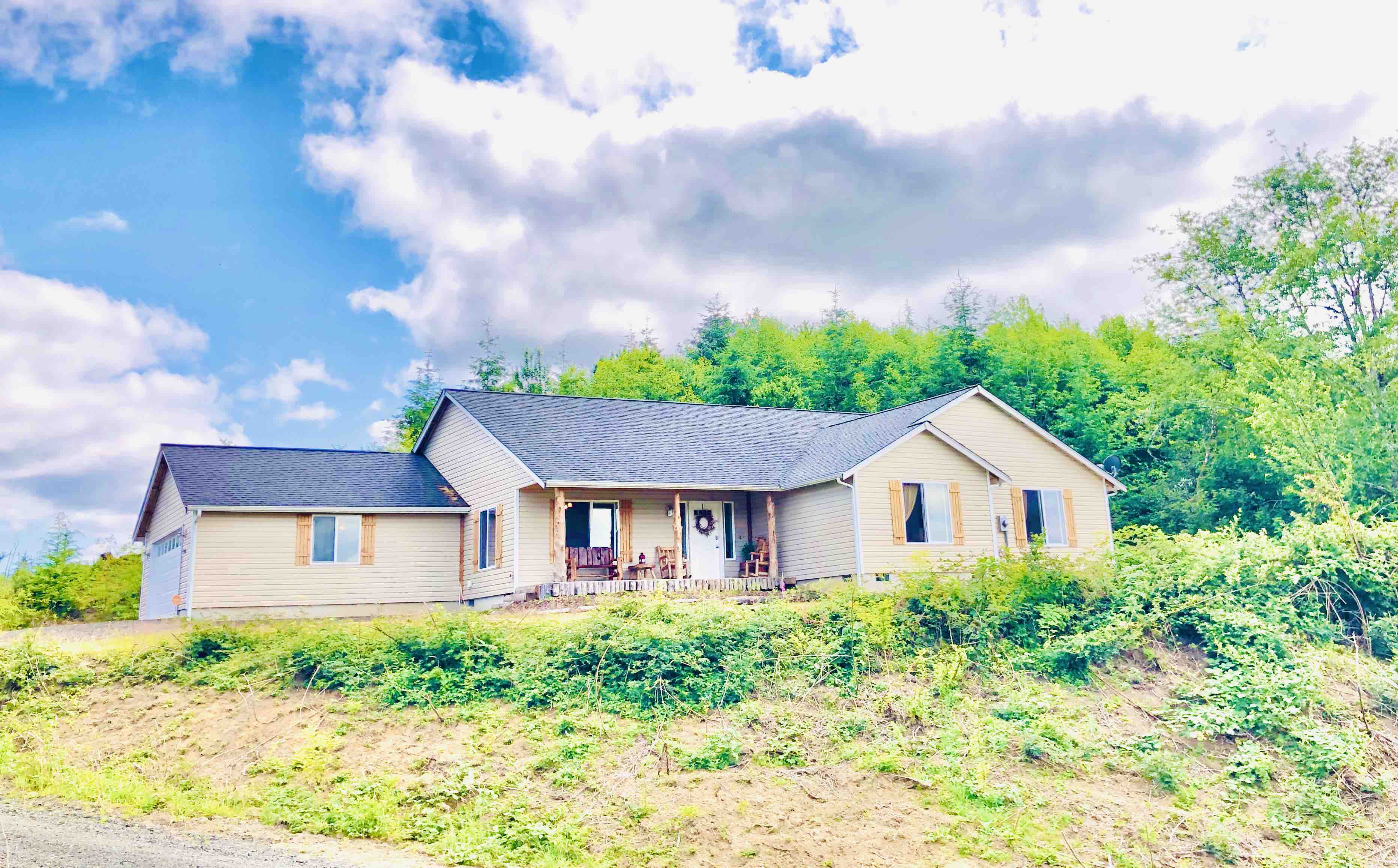 Four Bedroom Home with Hot Tub and Views