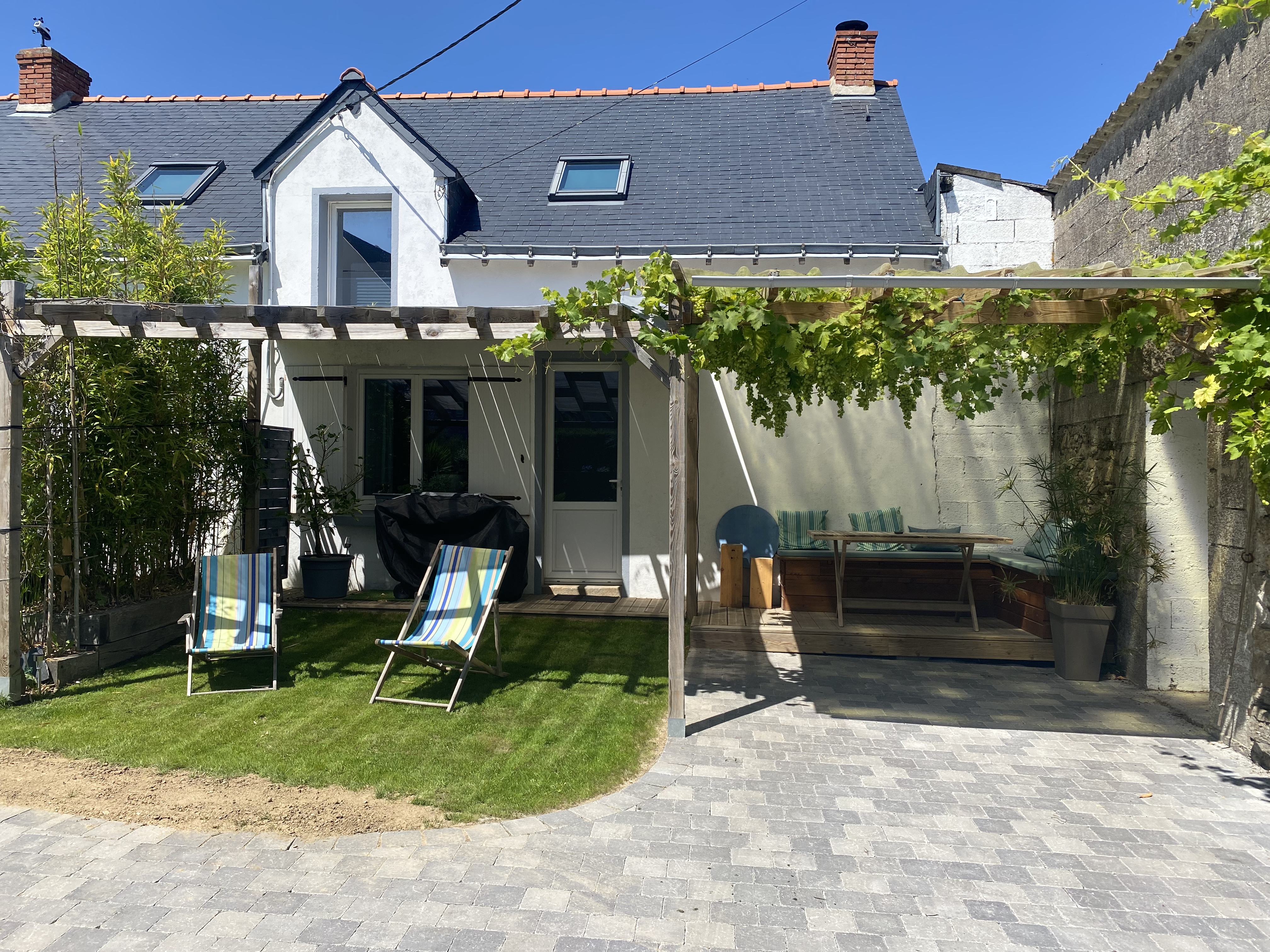 Old farmhouse all comfort close to town and beaches