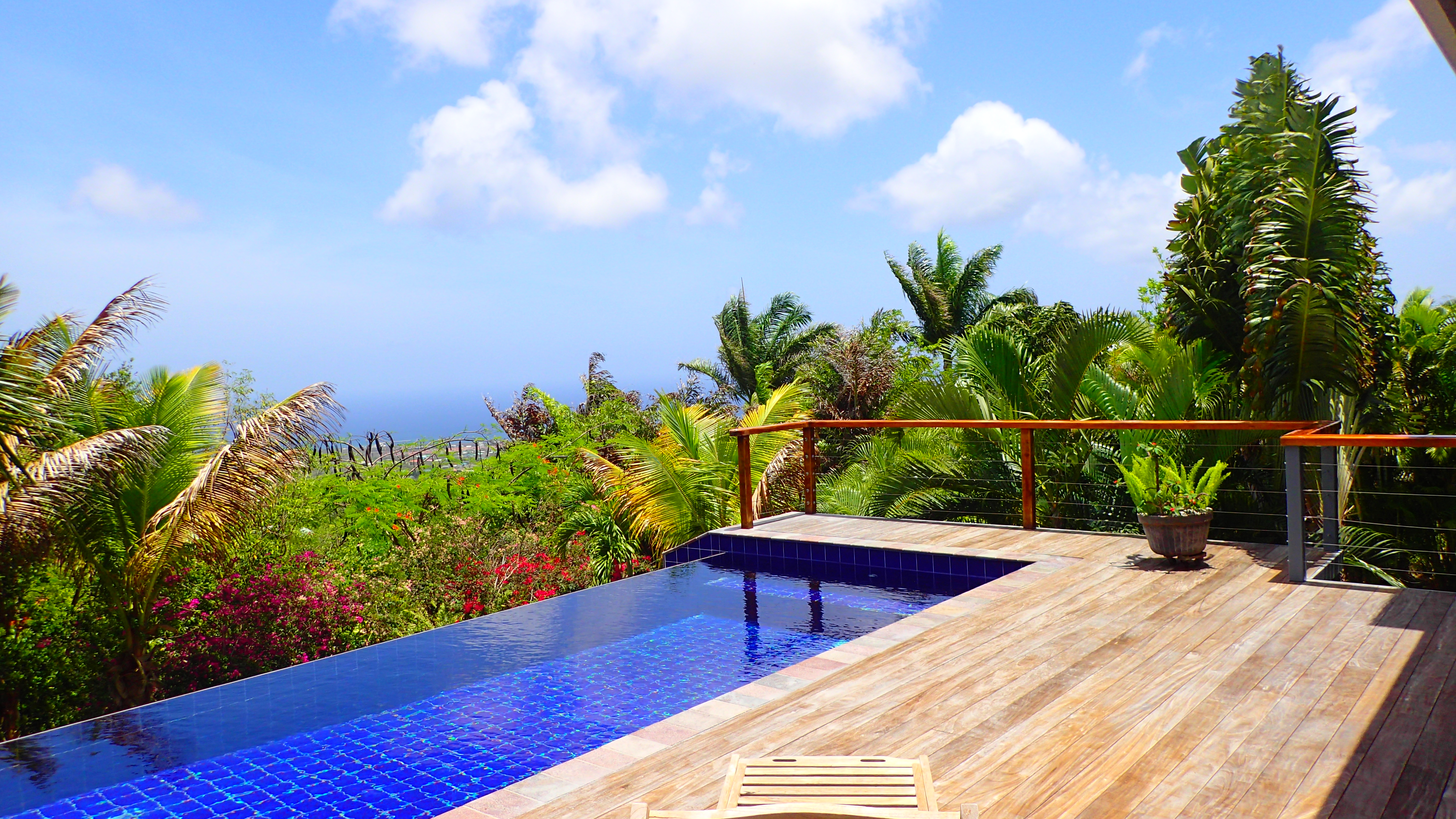 Infinity pool, spectacular views, mountain house.