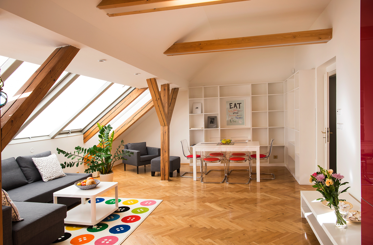 Beautiful Old Town apartment with AC