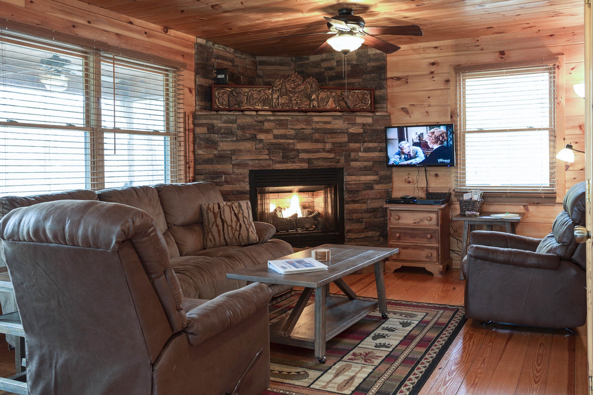Dog Friendly Retreat W Private Hot Tub Fenced Yard Deck Game Room Cabins For Rent In Blue Ridge Georgia United States