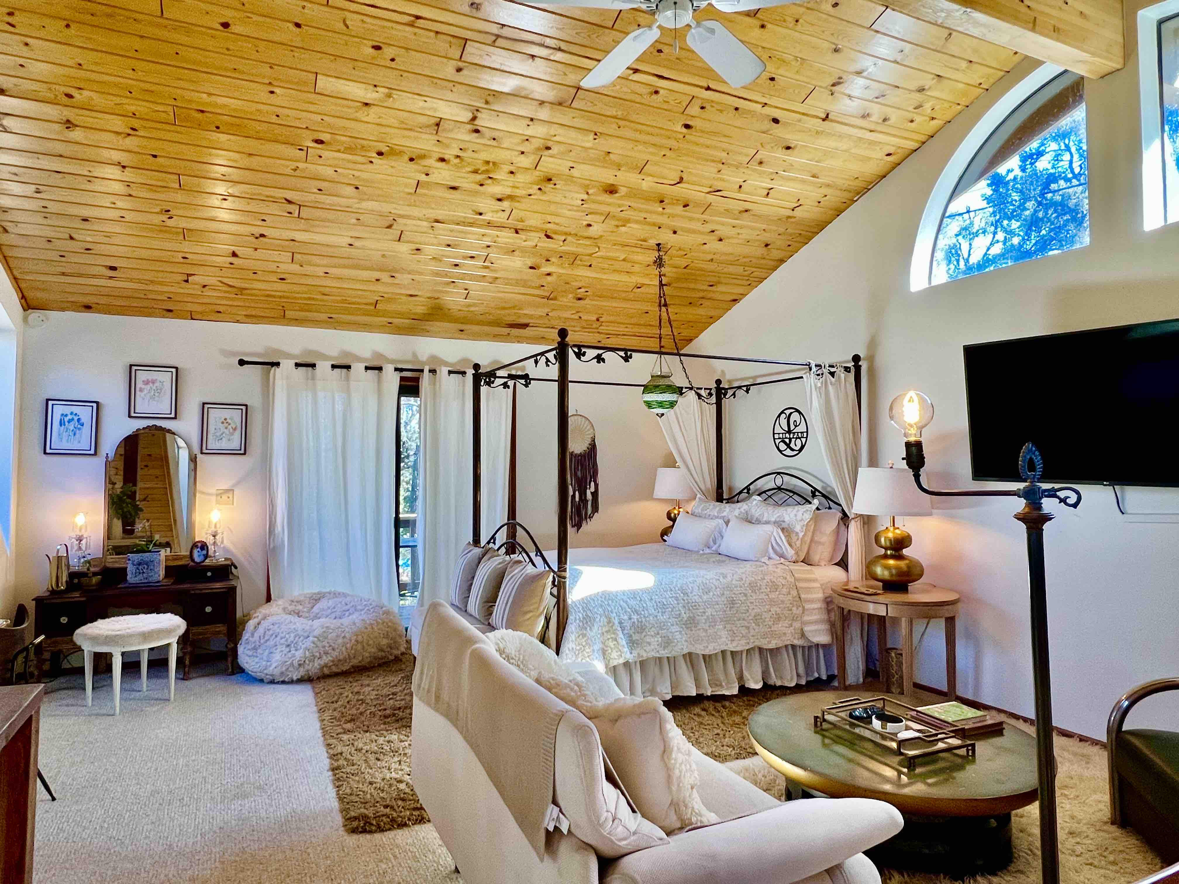 LILYPAD ROMANTIC MOUNTAIN RETREAT 1BR/BATH SPA TUB