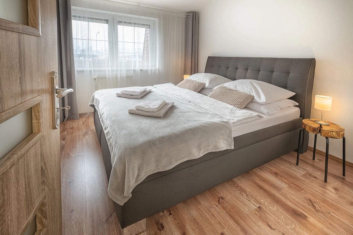 Two bedroom apartment with sofa, kitchen, free P