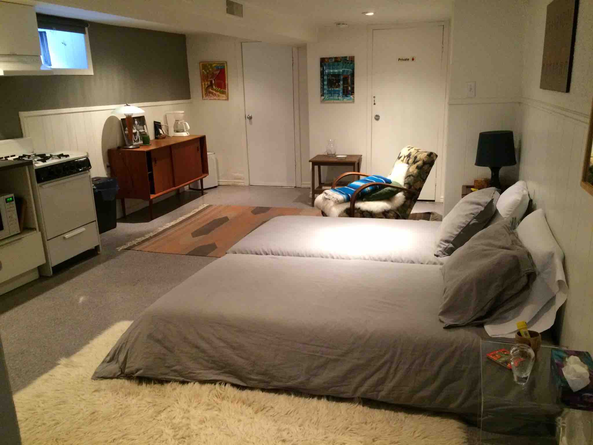 Cosy Pad in heart of Little Italy in Trinity-Bellwoods, Toronto