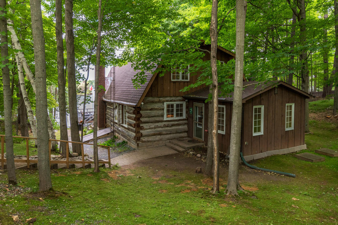Modern Log Cabin/Cottage on the Water Cottages for Rent in Perth