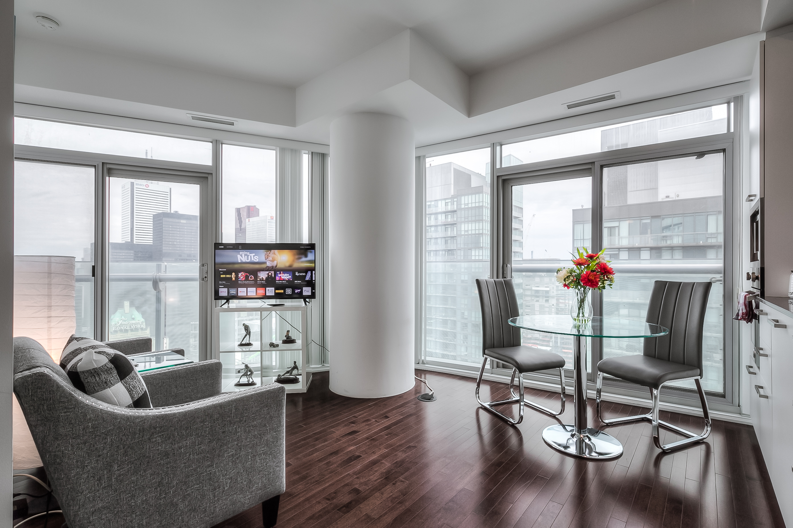 40th+ Floor Condo Next to CN Tower w Perfect View