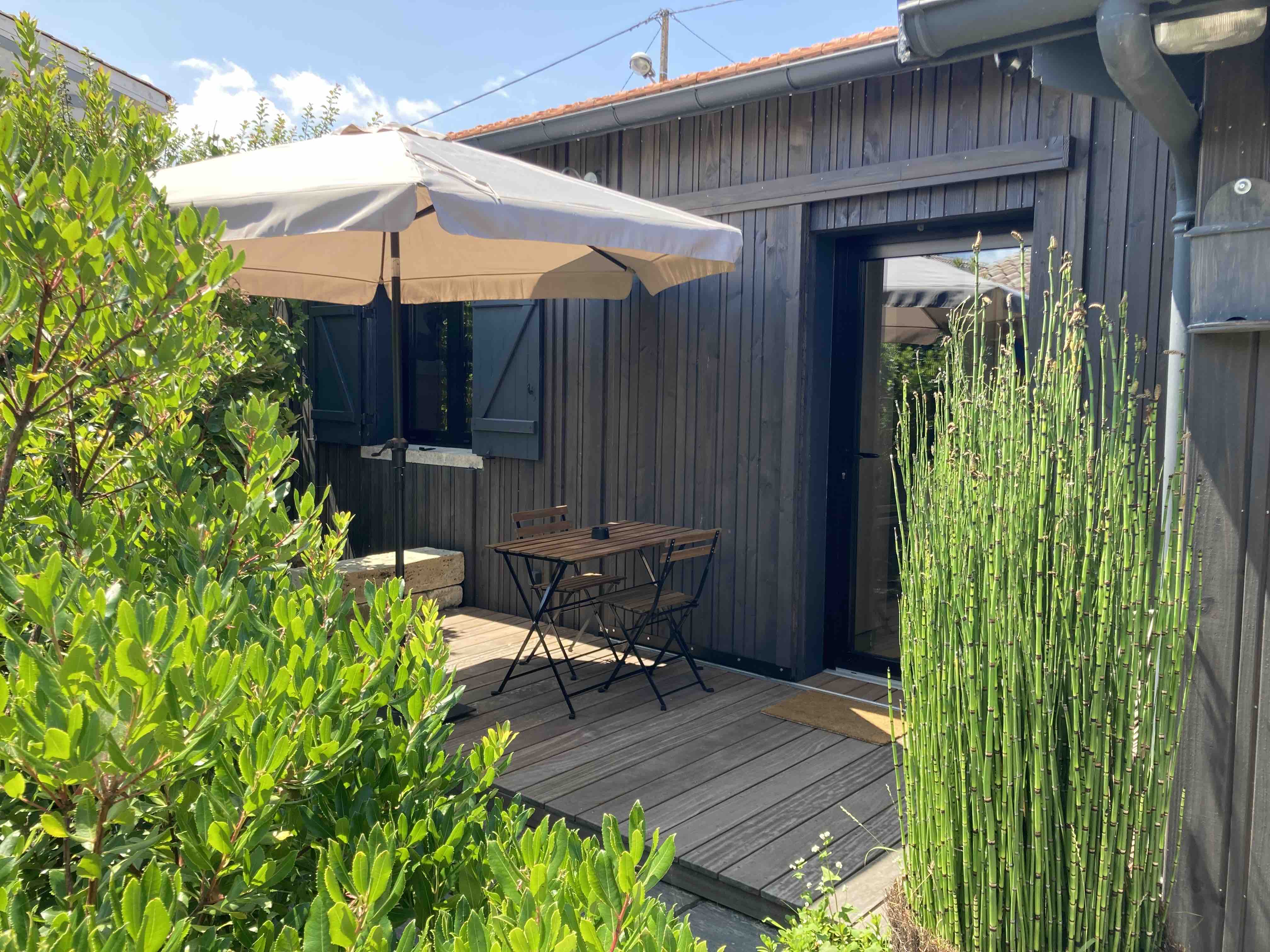 Very nice wood atmosphere studio very close to the pool