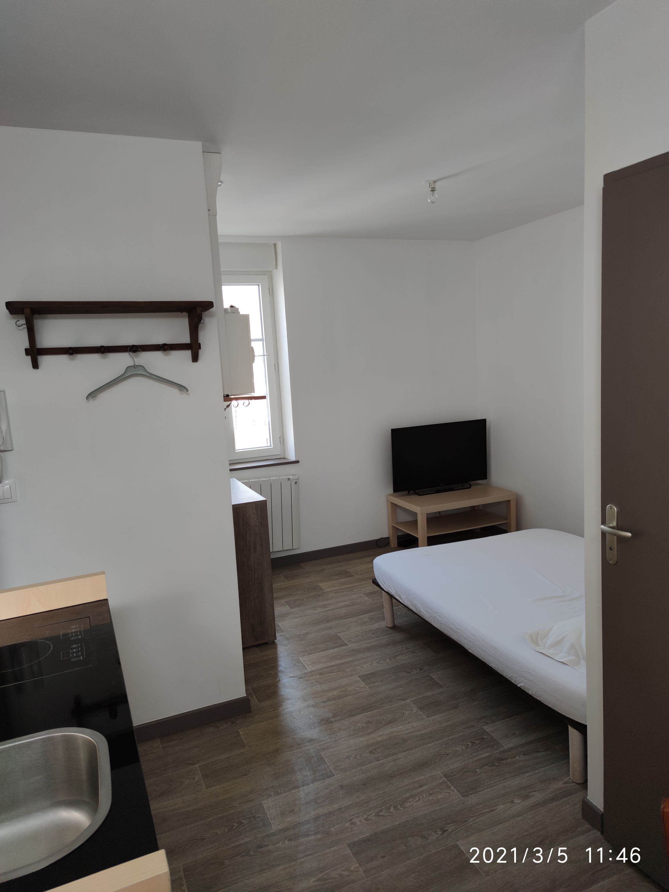 Small furnished studio on the left on the 1st floor