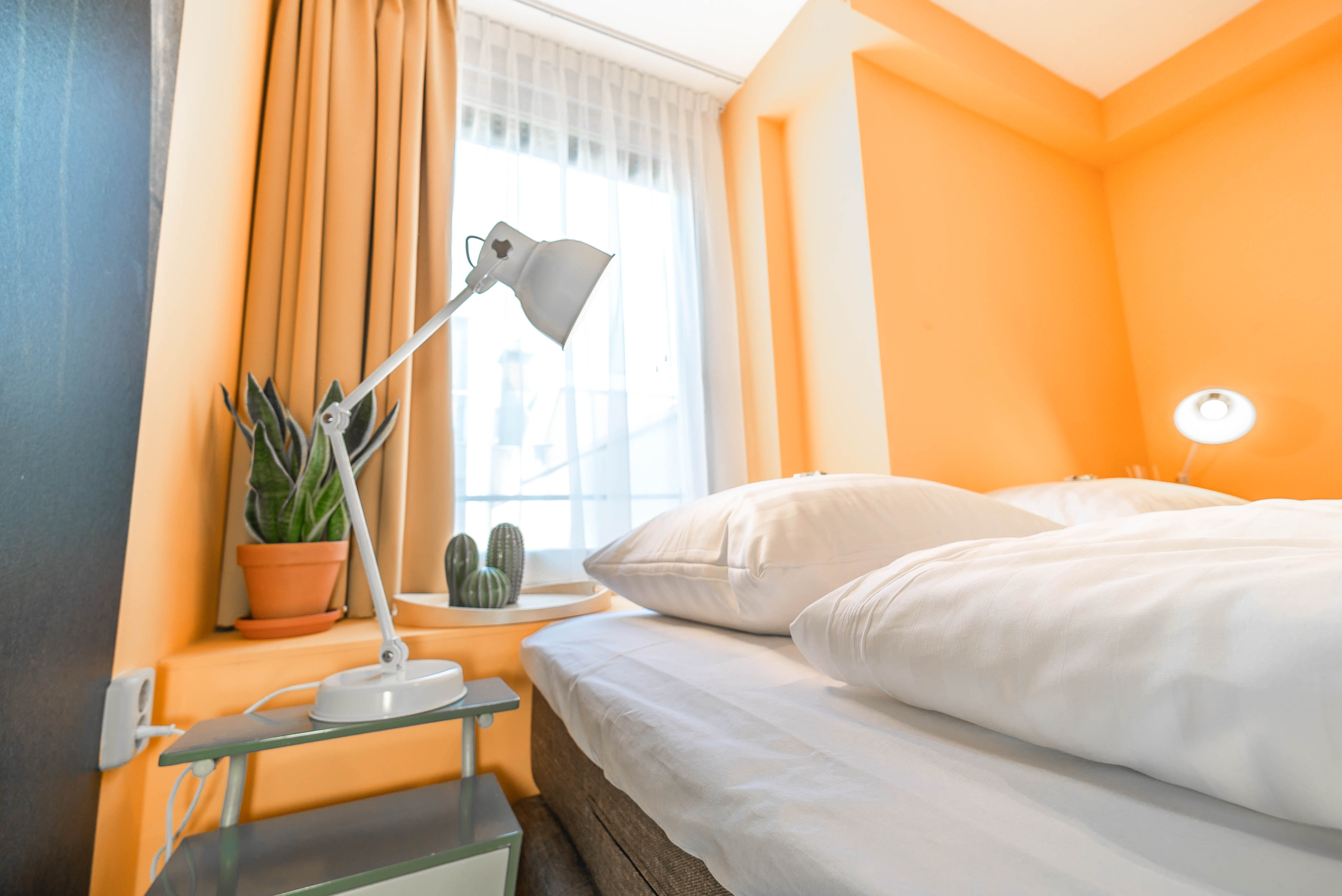 Sunny yellow room for 2 on the Grote Markt! — The Hague stay
