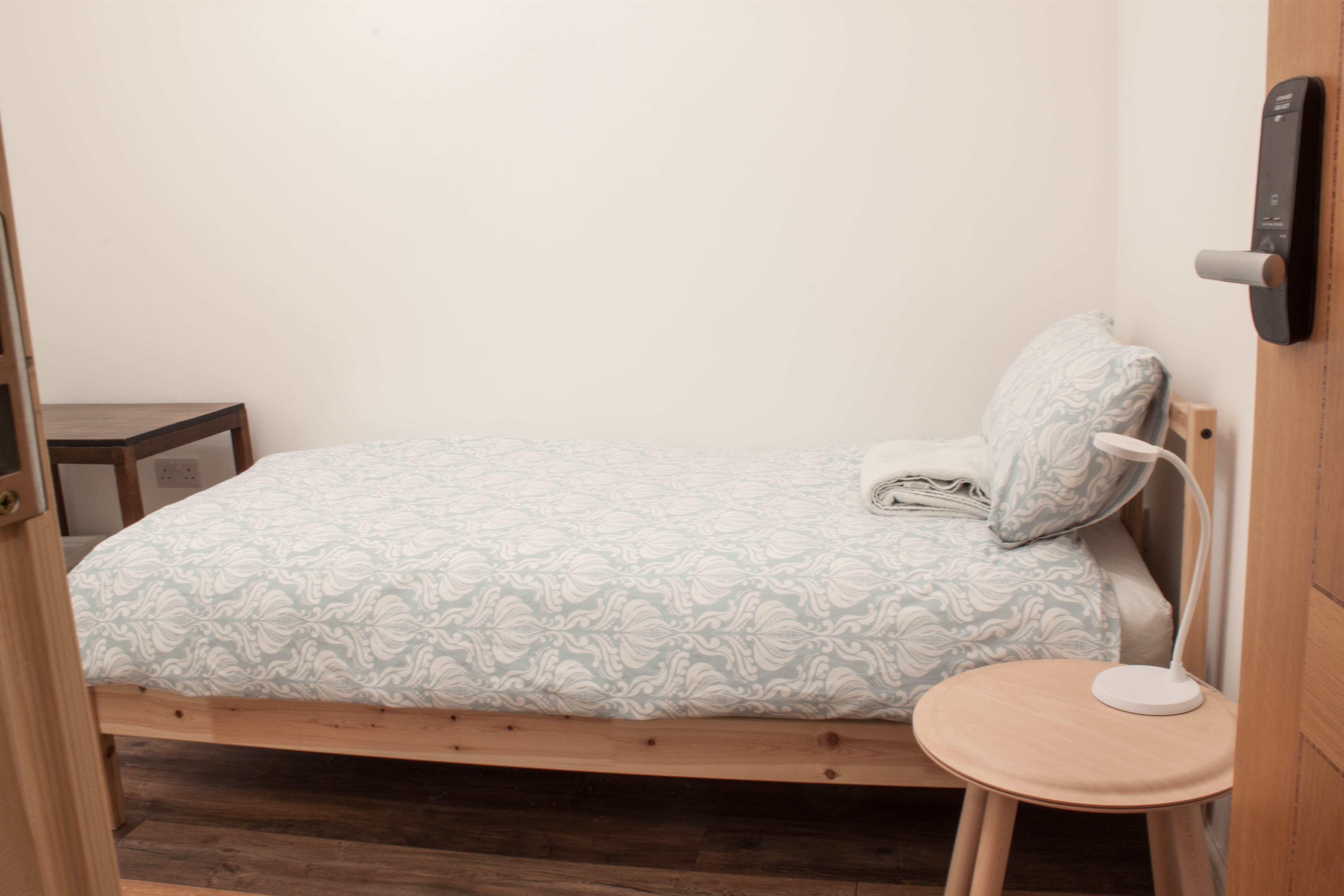 A Basic Single Room w/ private toilet-near station