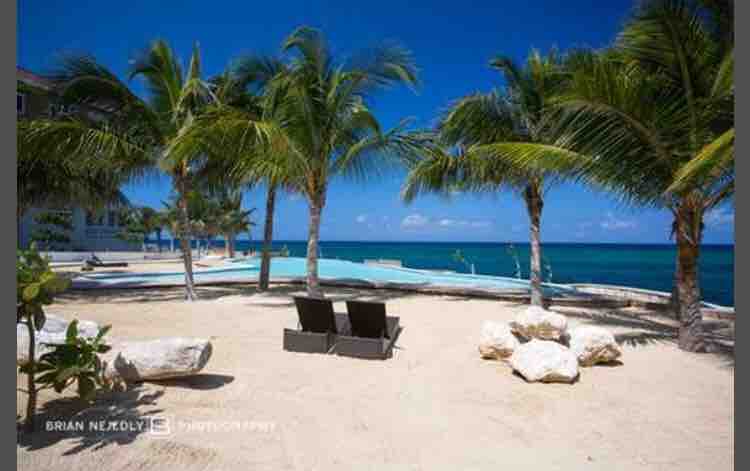 Whispering Seas Luxury Ocean Front 1/1 pool & gym