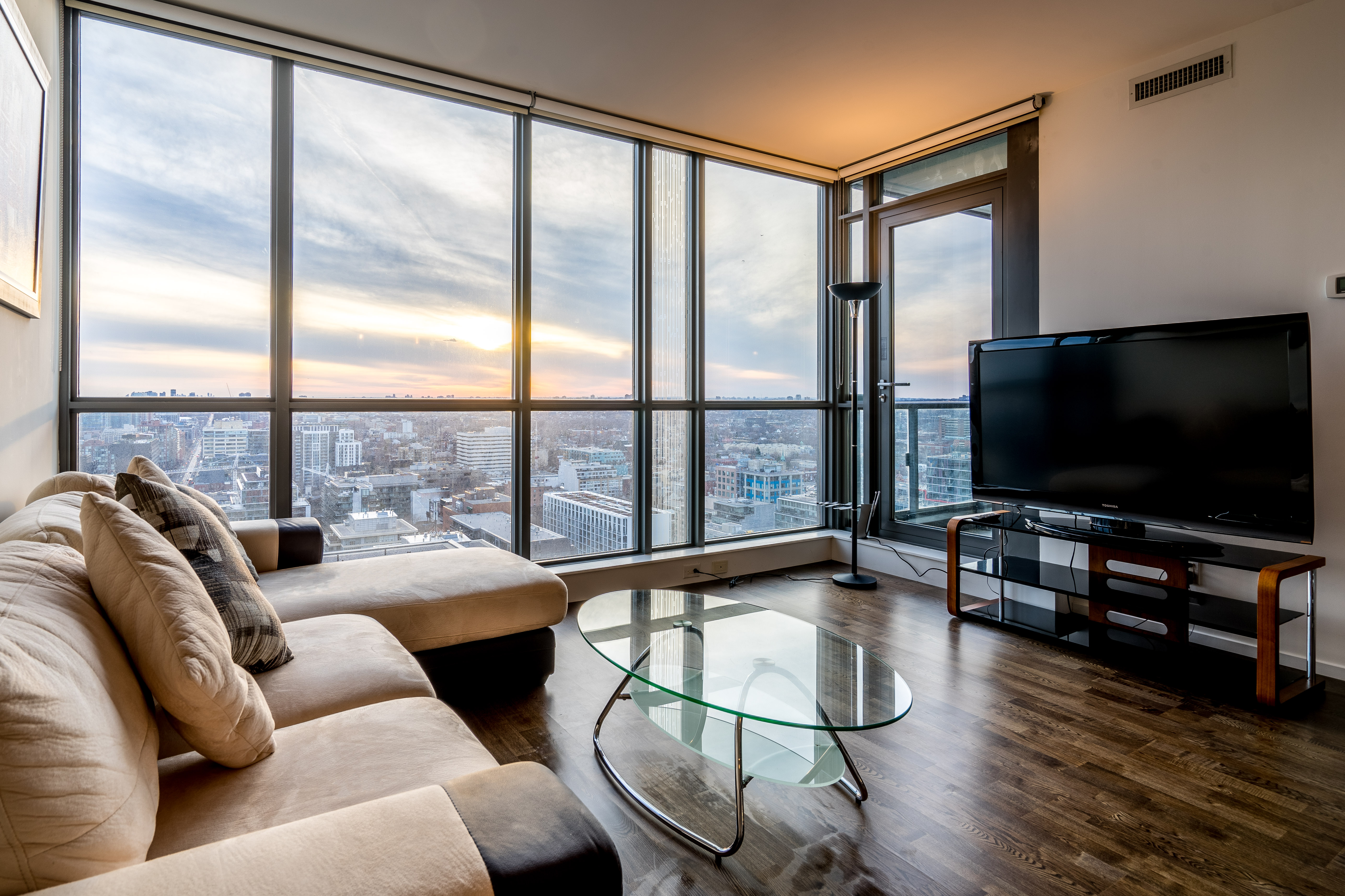 Lake Views & Golden Sunsets -Luxury King West Stay