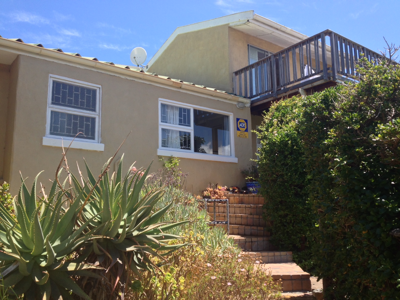 Separate Apartment, on Mountainside in Ward 64, Cape Town