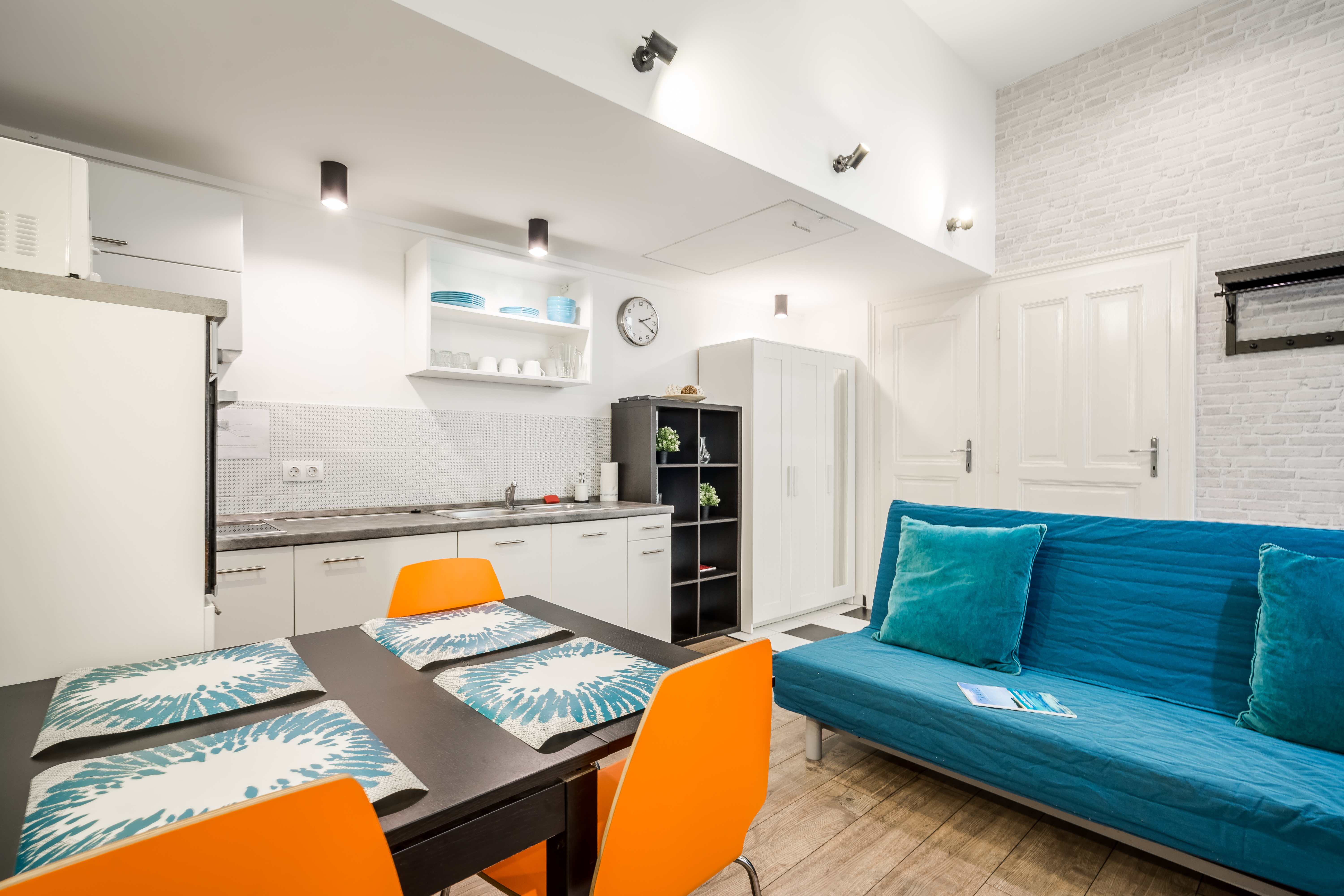 Quiet Courtyard 2BR Home With AC At Keleti & Metro