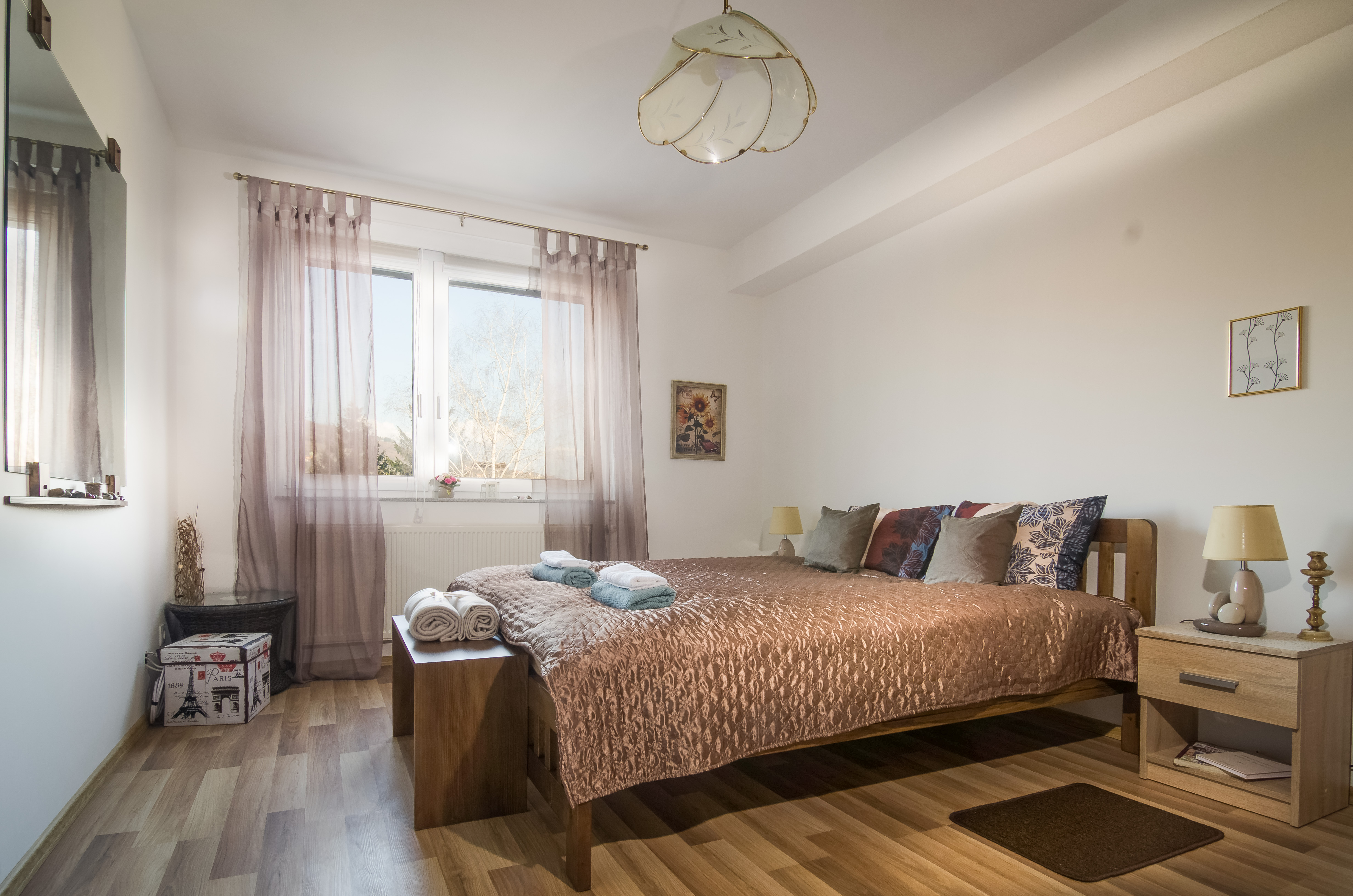 Large Apartment with Balcony View in Visoko