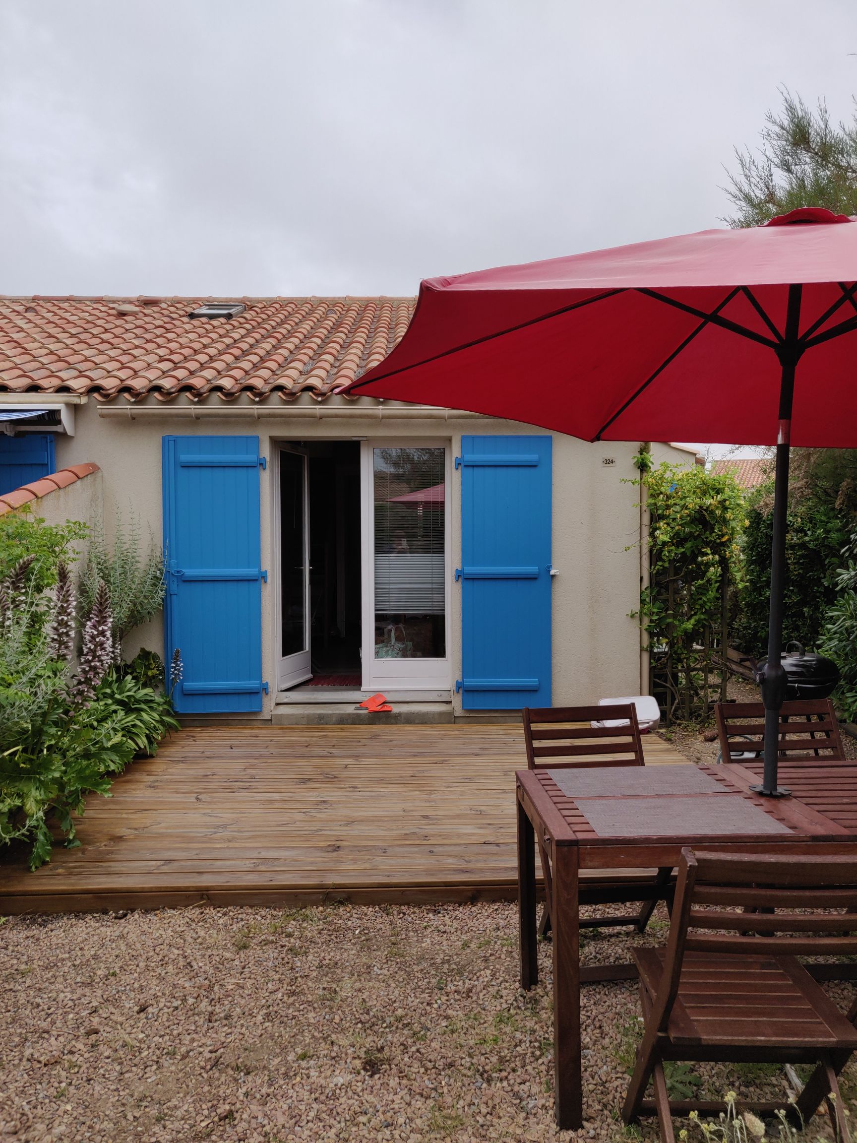 House 2 steps from the beach . Tennis