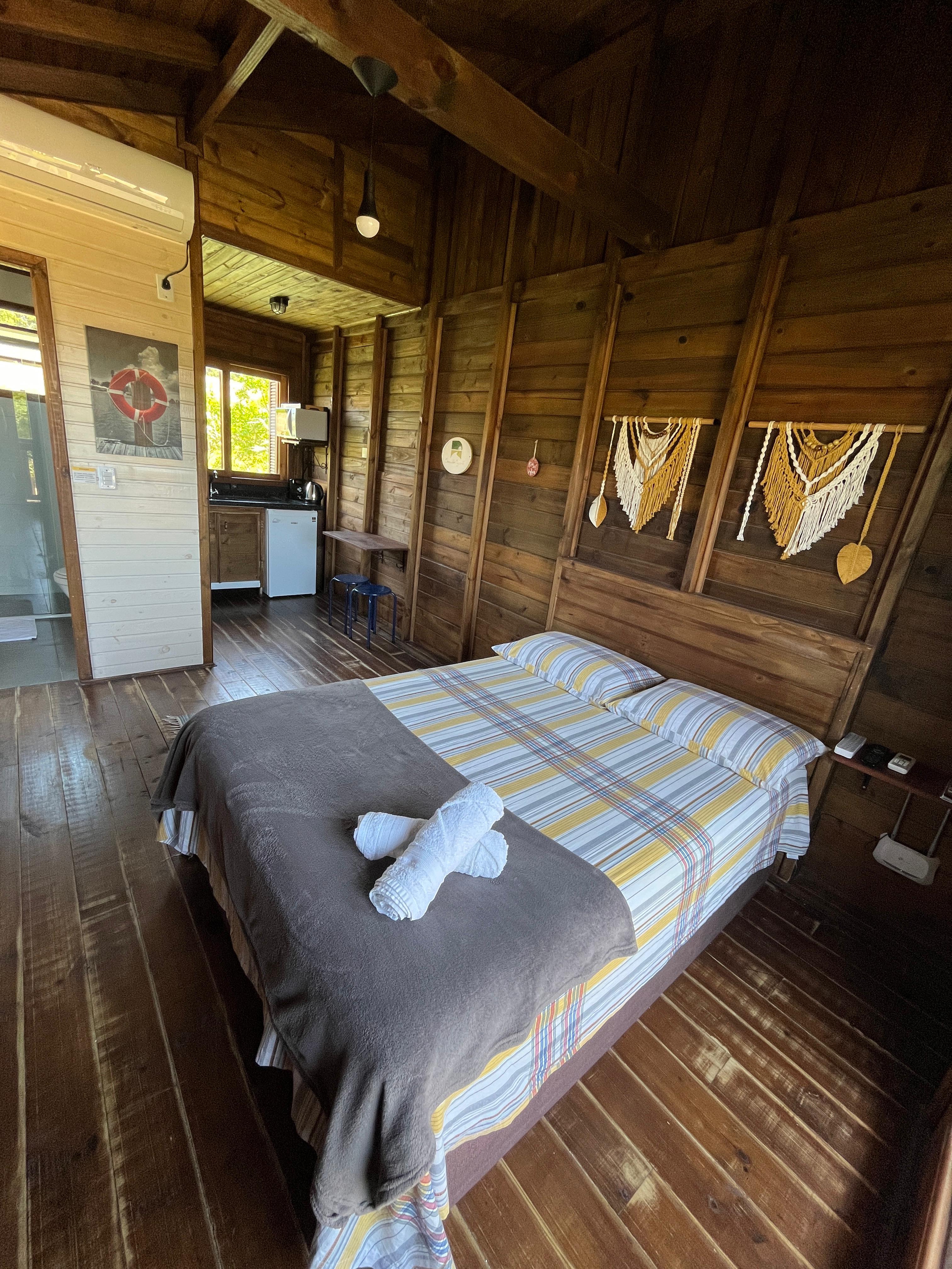 Cozy cabin in Praia do Rosa with air