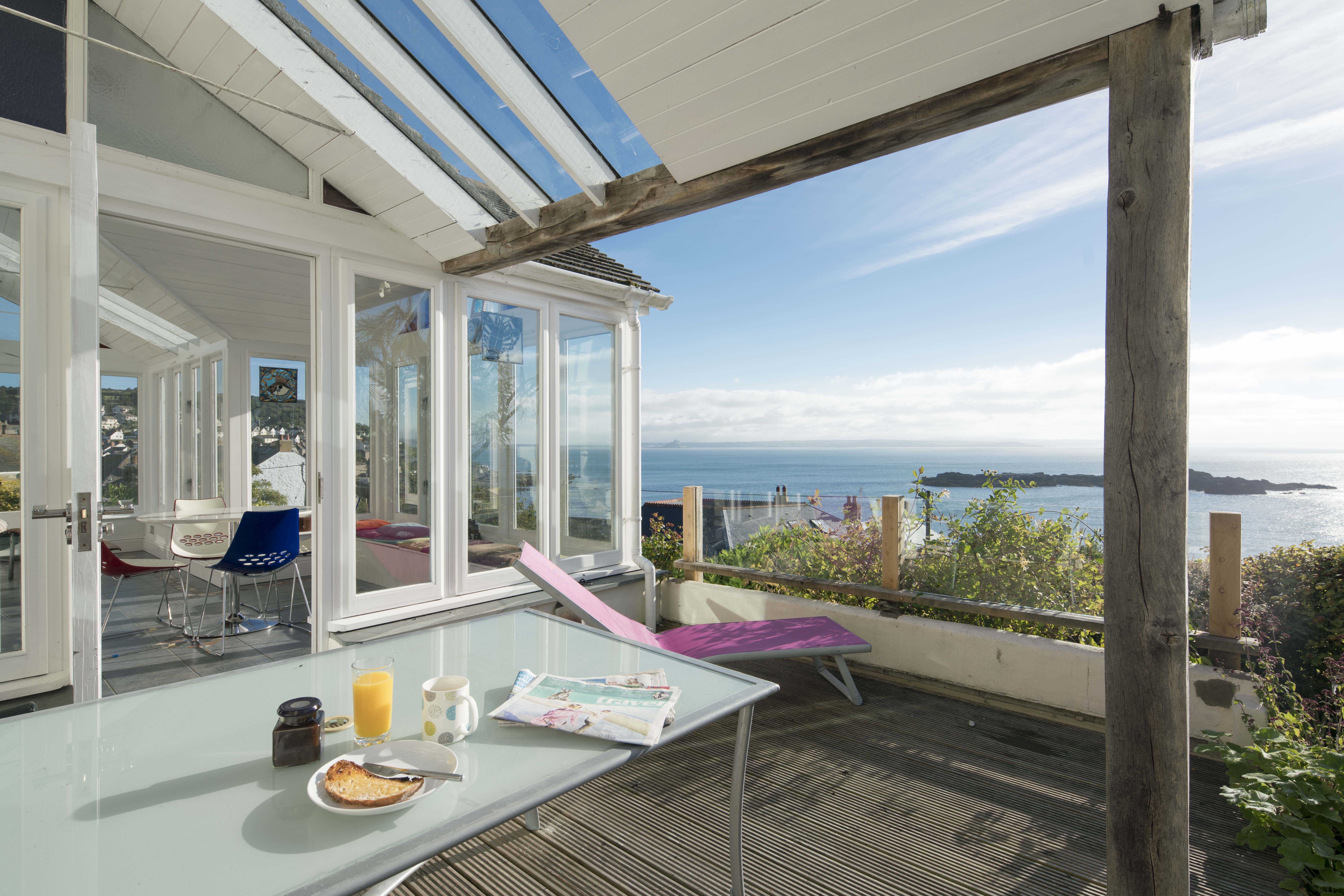 Stunning panoramic sea views, a walk to the beach