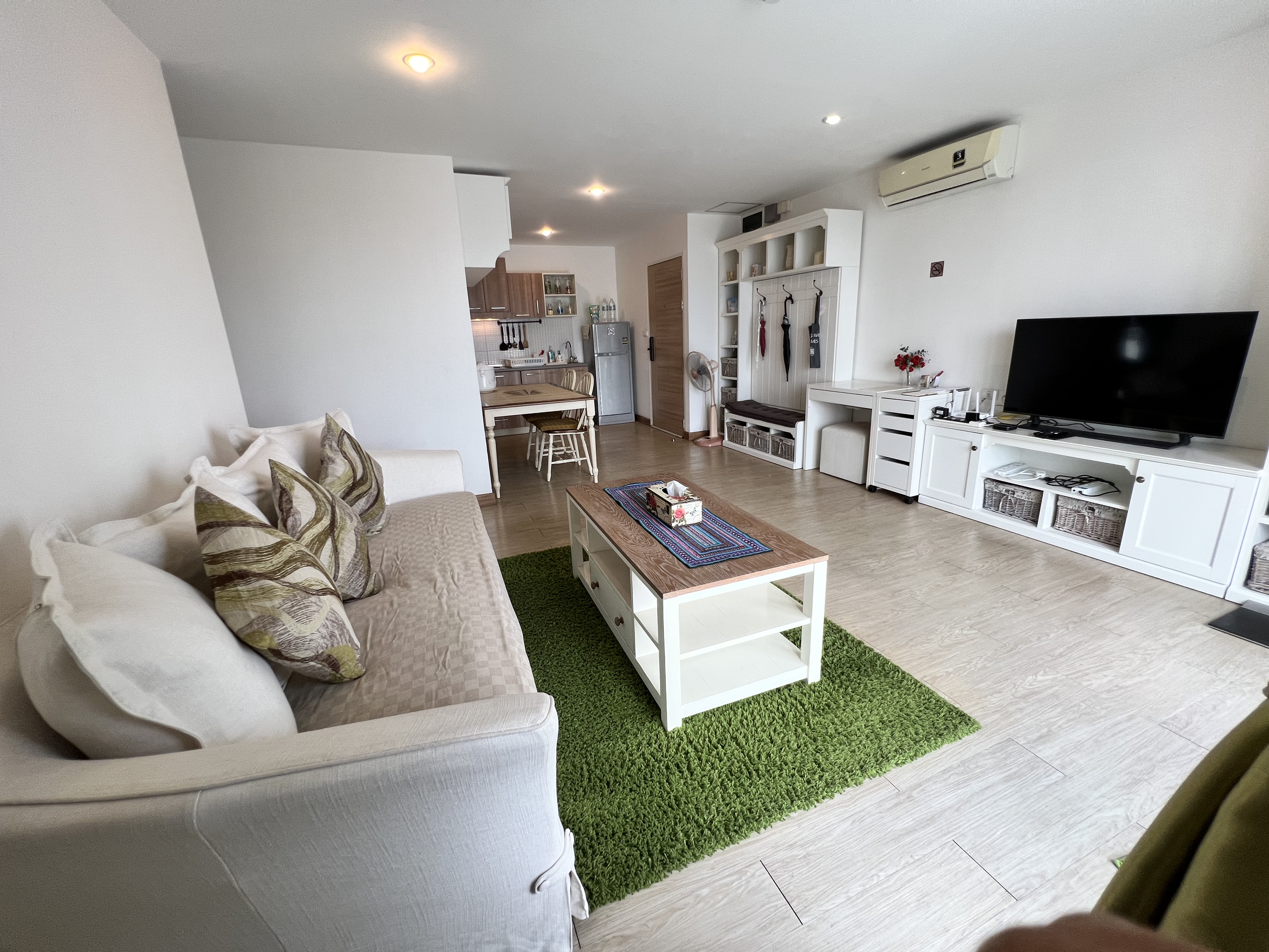 Spacious & Cozy Condo Near BTS/ARL & City Center