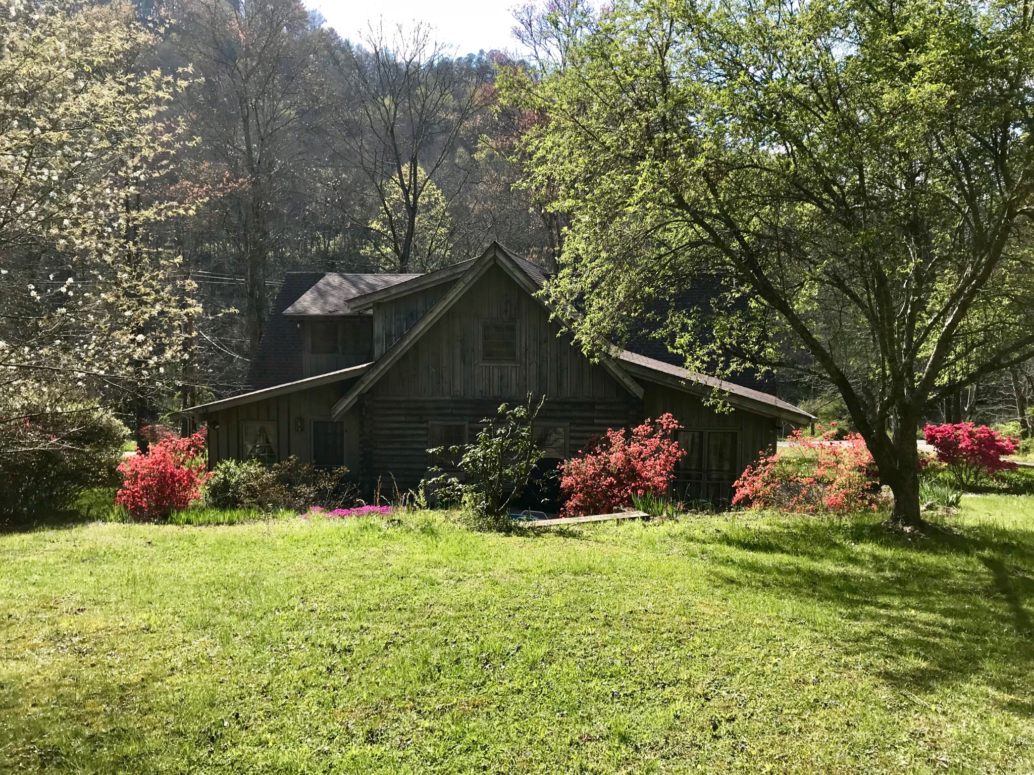 TO THE RIVER, a quiet cabin in Townsend. Cabins for Rent in Townsend, Tennessee