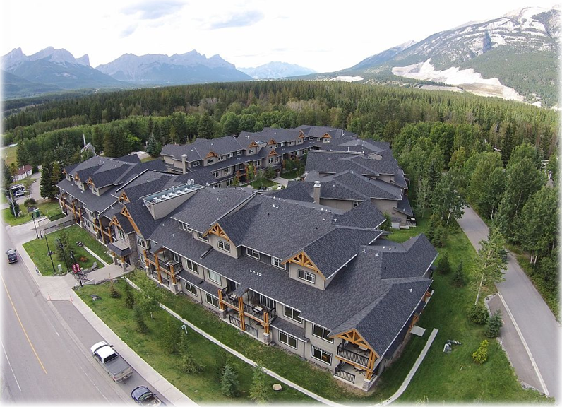 Iconic Rocky Mountain Getaway 7 min from Canmore Condominiums for
