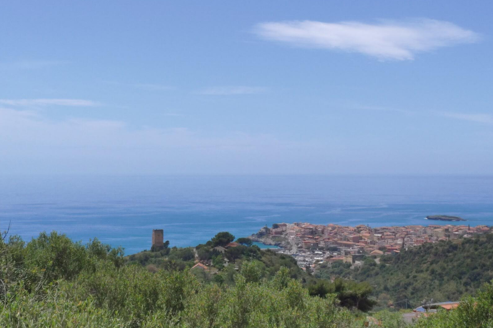 Villa with sea view and garden (ground floor)