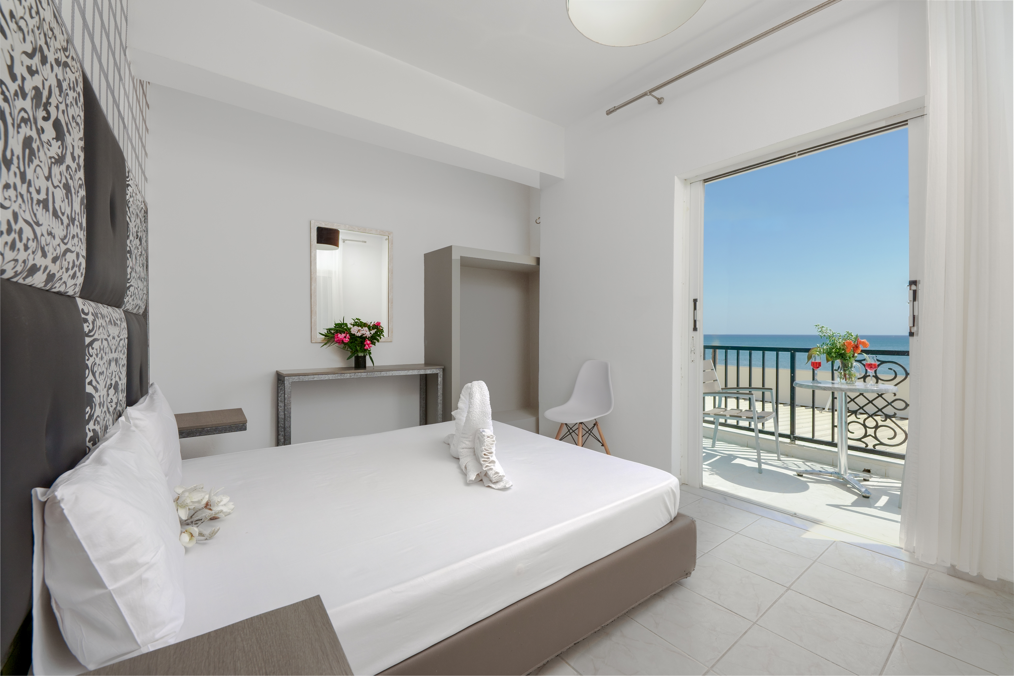 Boulevard Studio 6 with front sea view