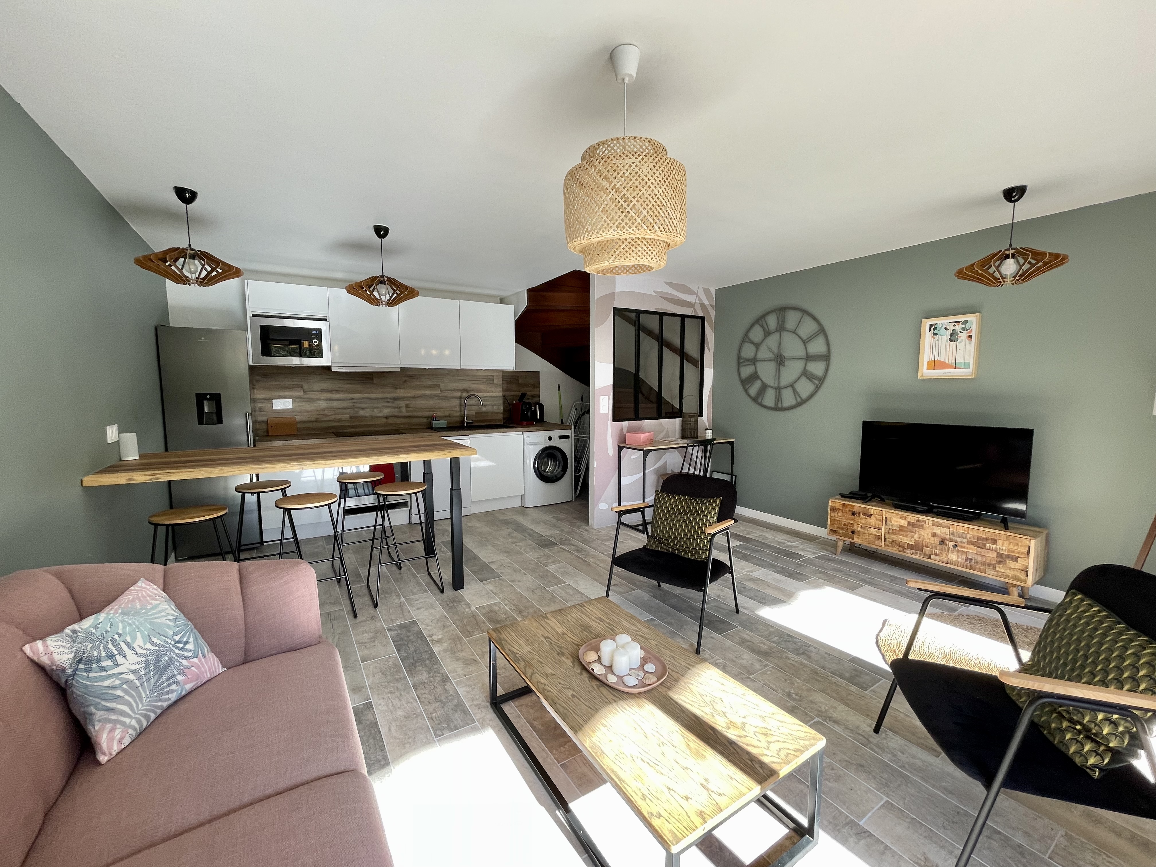Pine forest and ocean patio house. Beach on foot