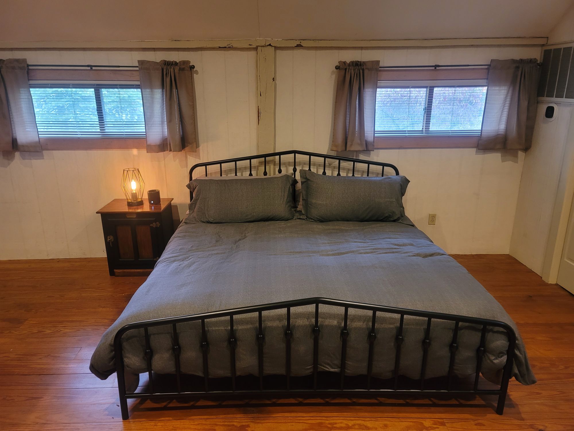 Carriage House 1840 Downtown Lux, Hot tub, Pool Cottages for Rent in