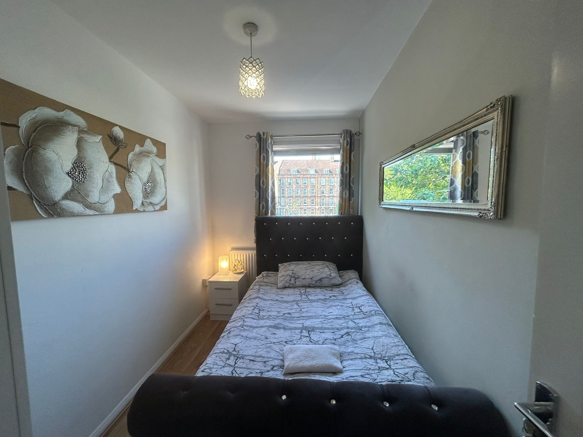 Cosy small double bed close to Tower Bridge
