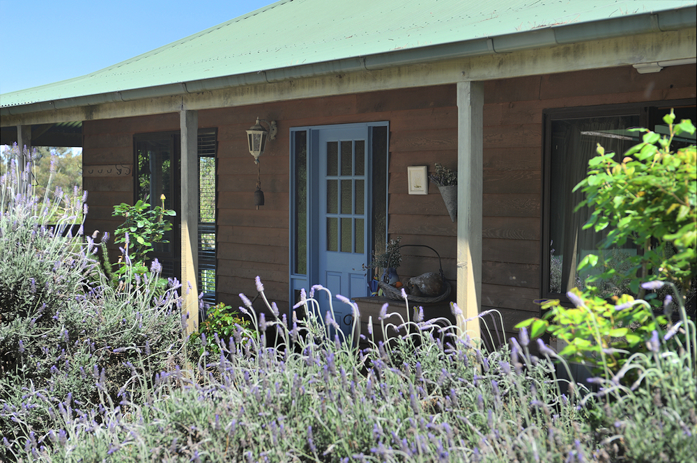 Lovely Yarra Valley farmhouse with beautiful views
