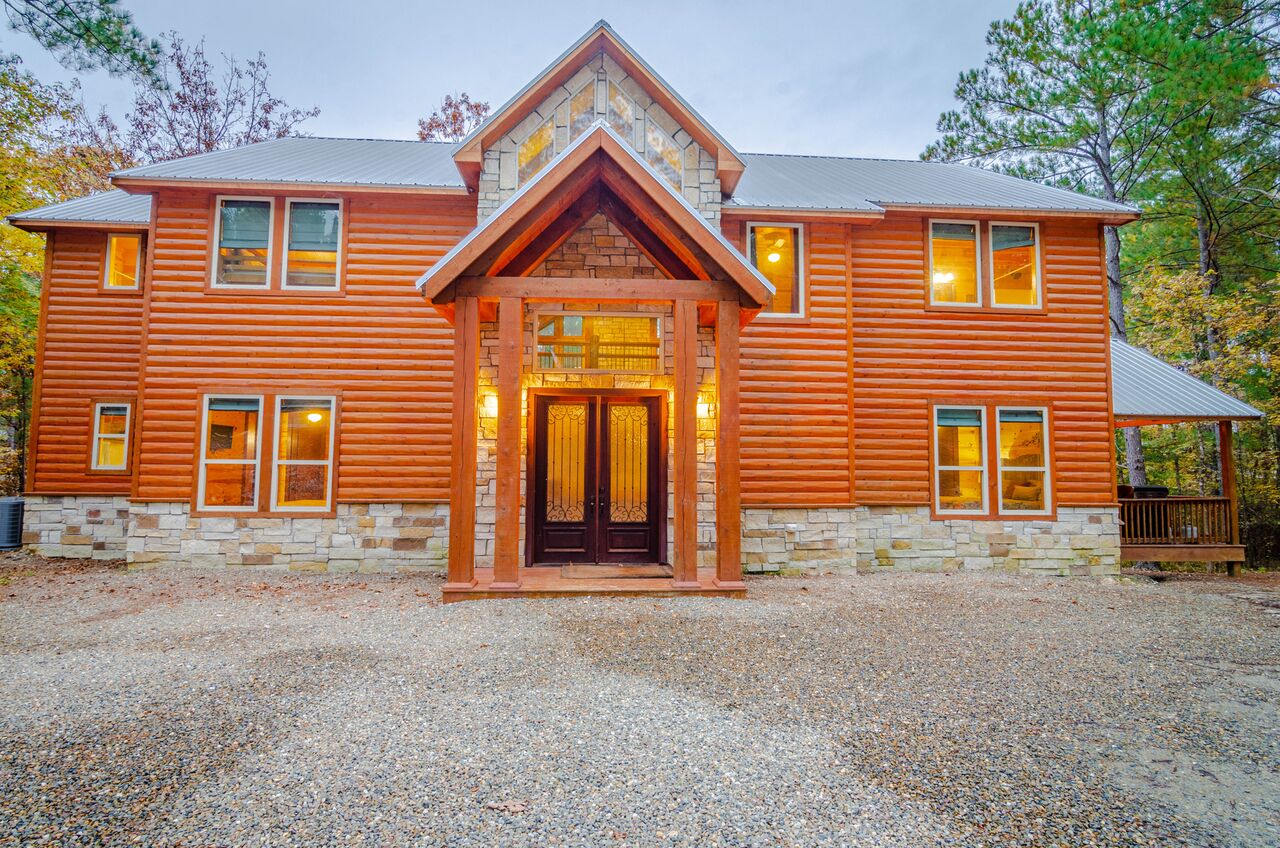 Lost Pine Lodge Luxury 7+ Bedroom Cabin Walking Distance to the Lukfata
