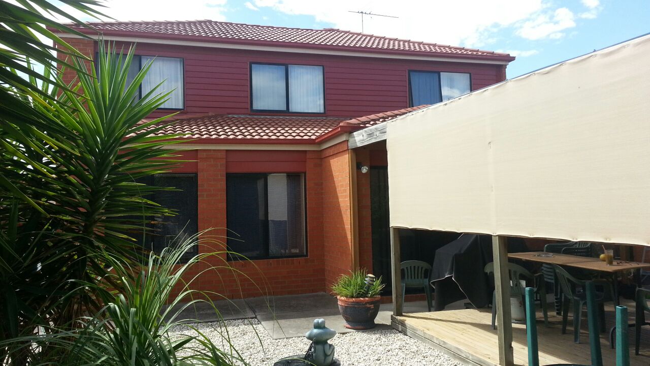 Queen bed downstairs with parking in Wyndham, Melbourne