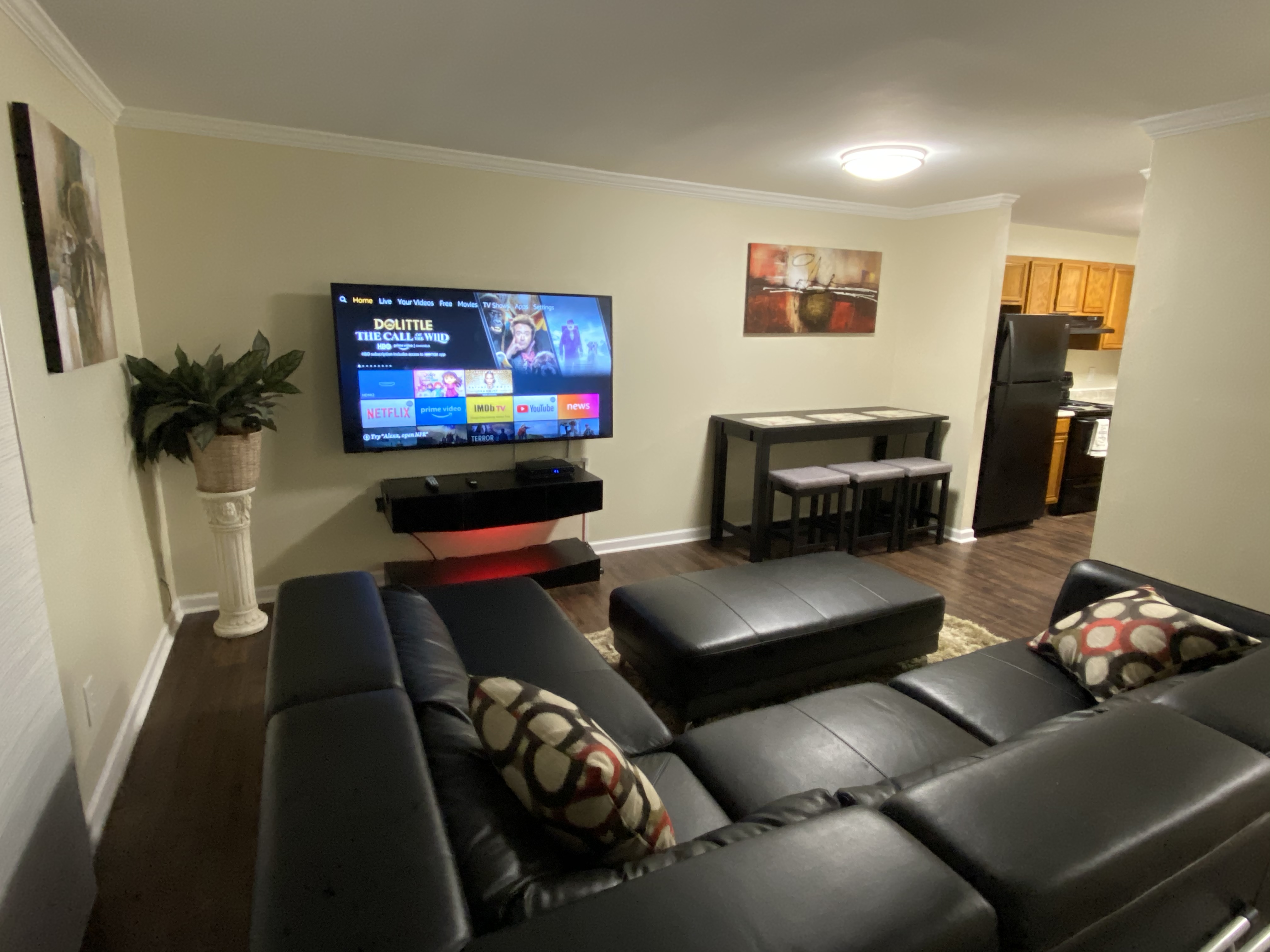 UNIQUE 2BEDROOM CONDO W/70" SMART TV NEAR DOWNTOWN Condominiums for