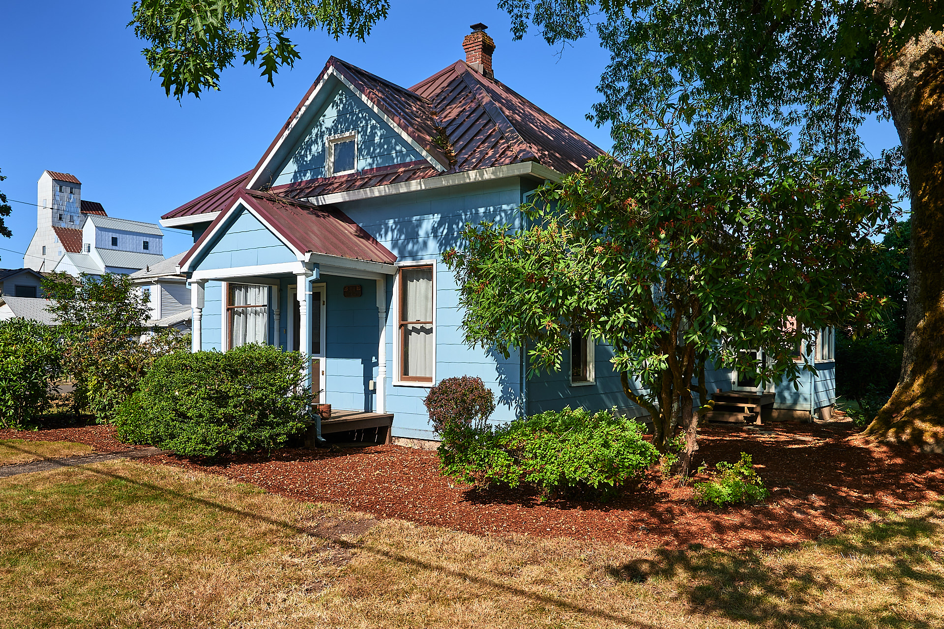 Ruth's Cottage Cozy Farmhouse in Downtown Carlton Cottages for Rent