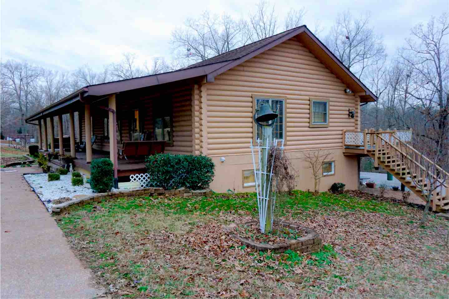 Wild Vines Log Cabin .5 miles from KY lake Cabins for Rent in Benton
