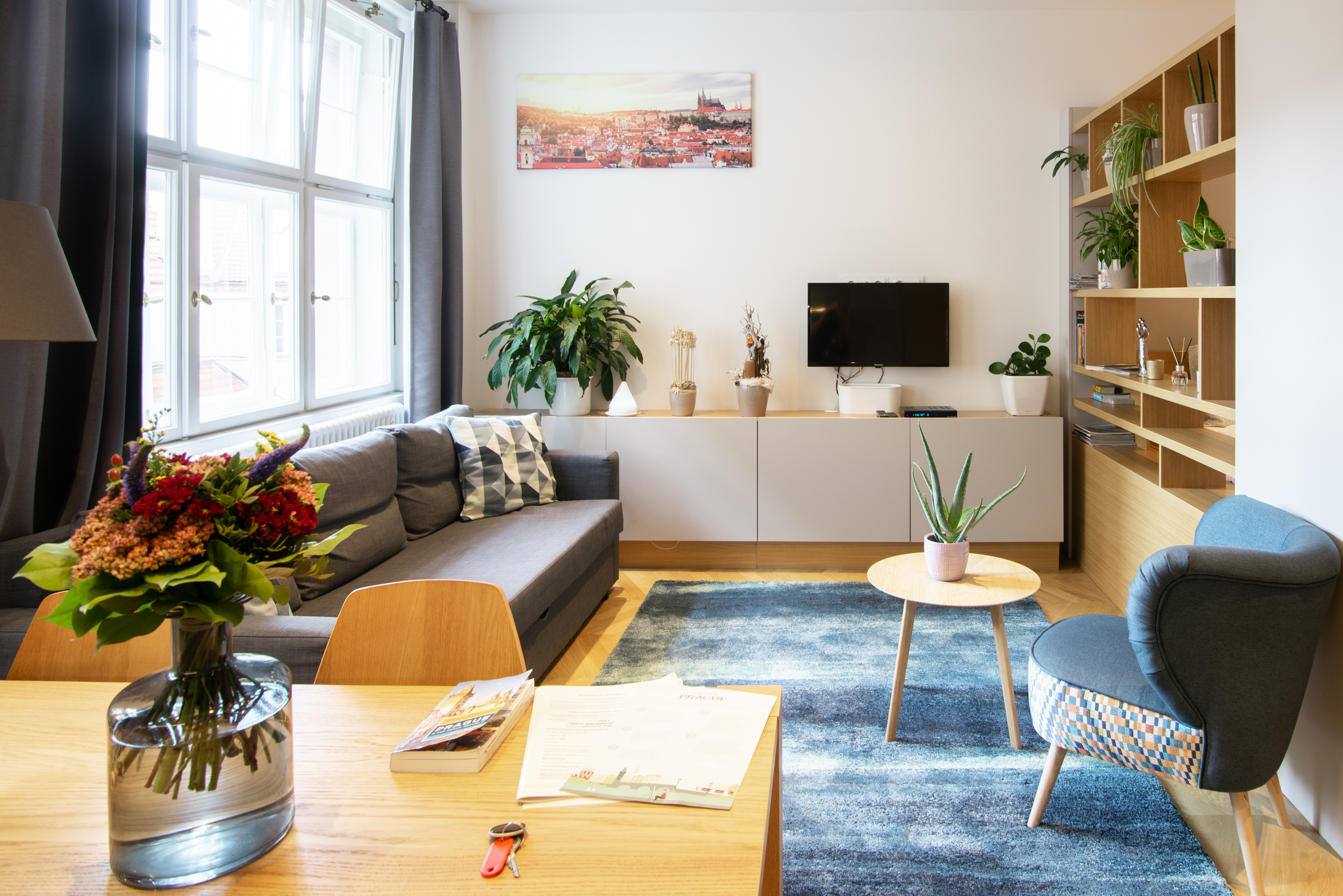 Old Town Apartment with Modern Furnishings