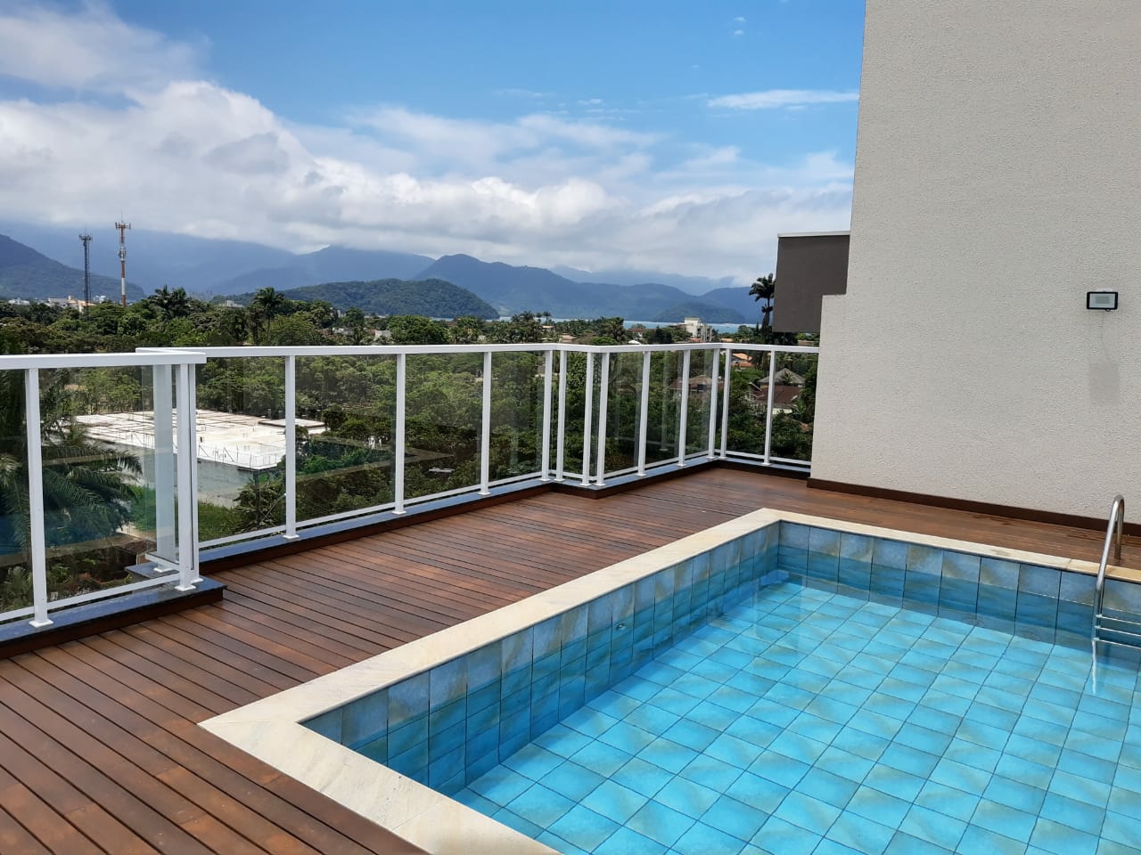 Apt with air, wifi and swimming pool in the building in Ubatuba