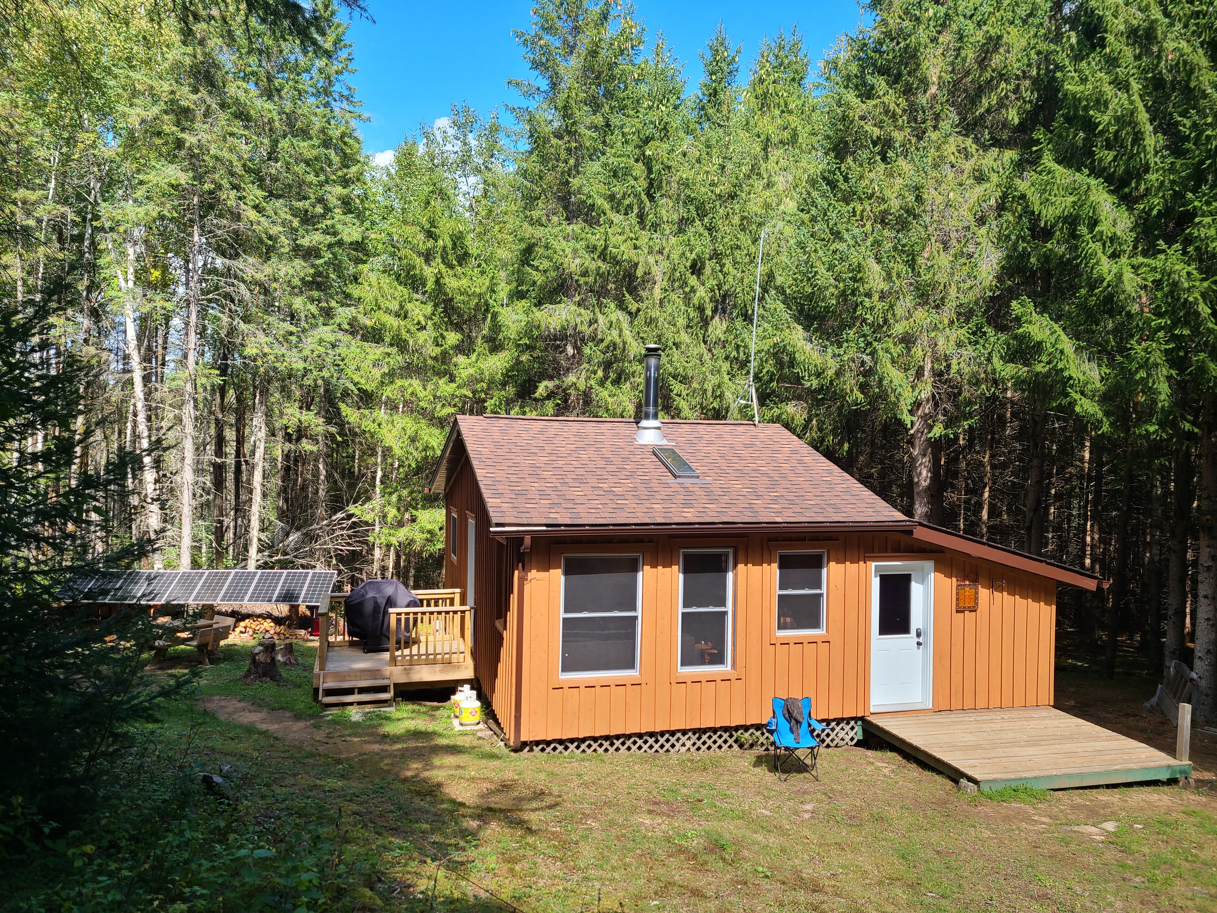 Off-grid romantic cabin in the woods