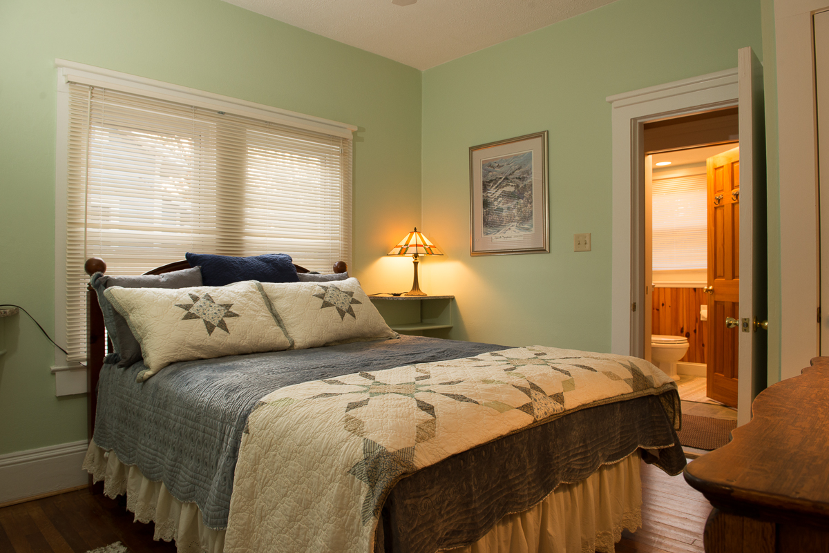 THE RED COTTAGENo service fee added! Pet Friendly Vacation homes for