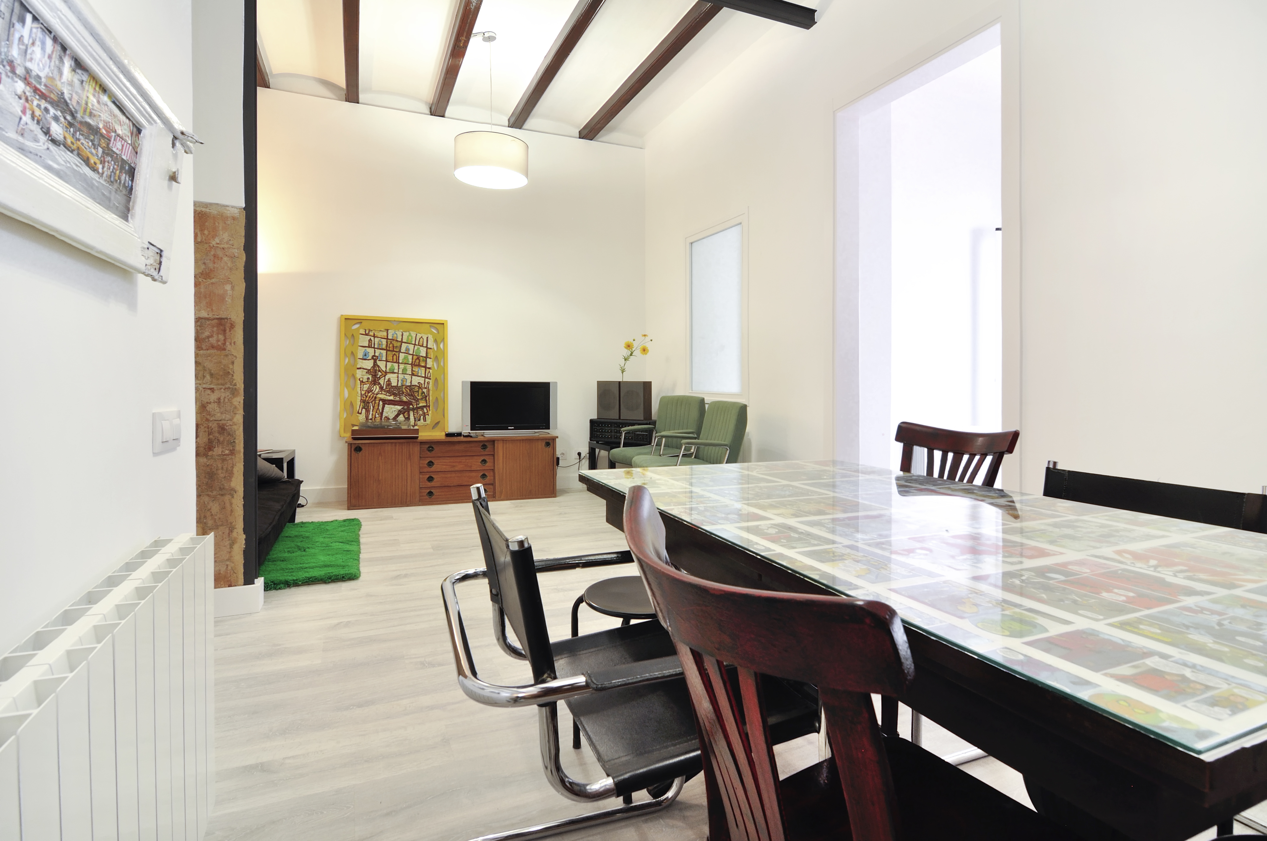 Casa unifamiliar con terrazas y patio